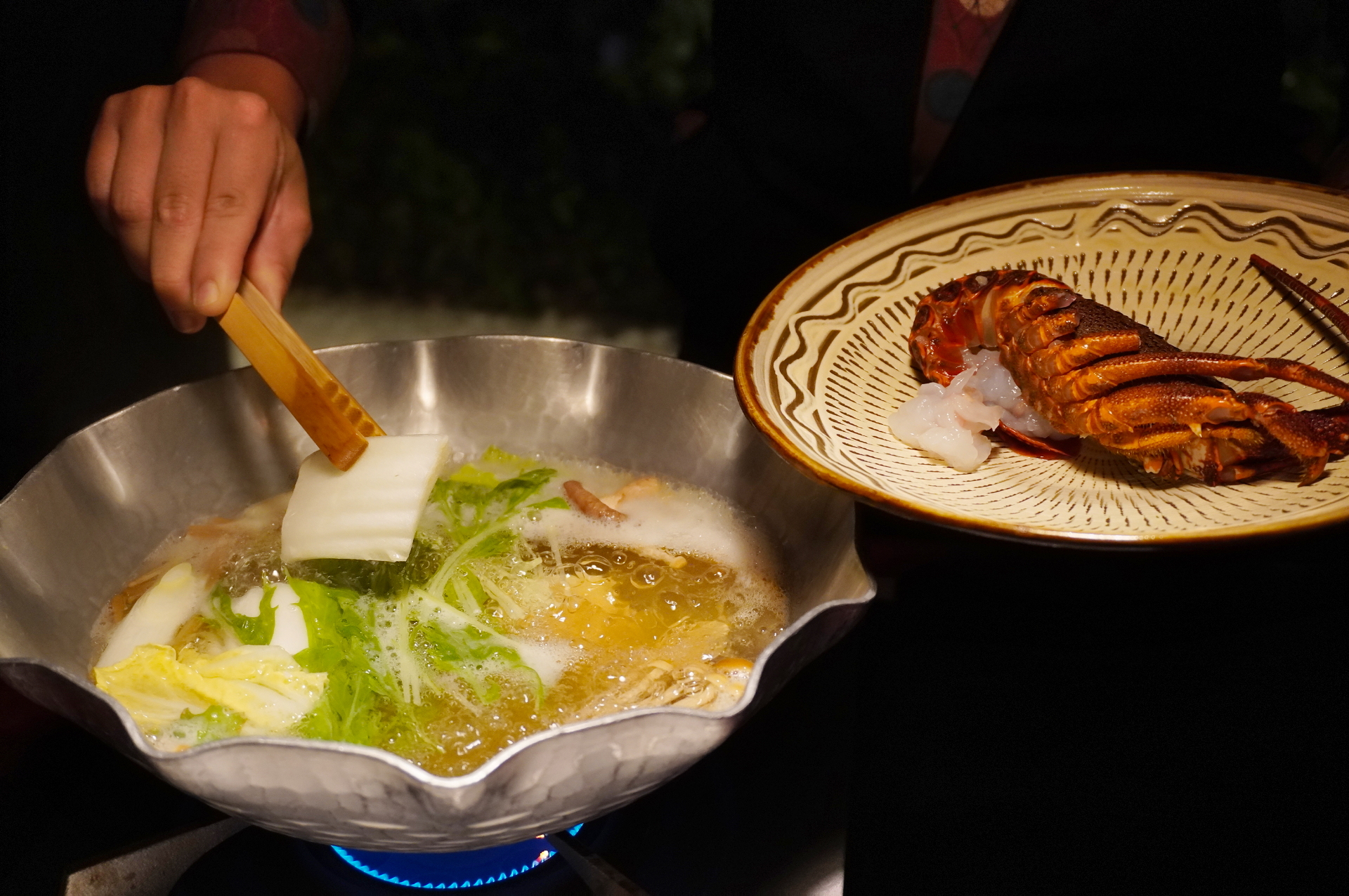 伊勢海老、ふぐ、特産椎茸、ハマグリなどの豪華食材をセルフで鍋にします