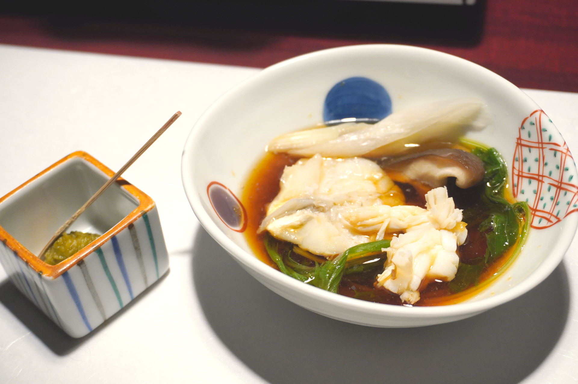 伊勢海老、ふぐ、特産椎茸、ハマグリなどの豪華食材をセルフで鍋にします