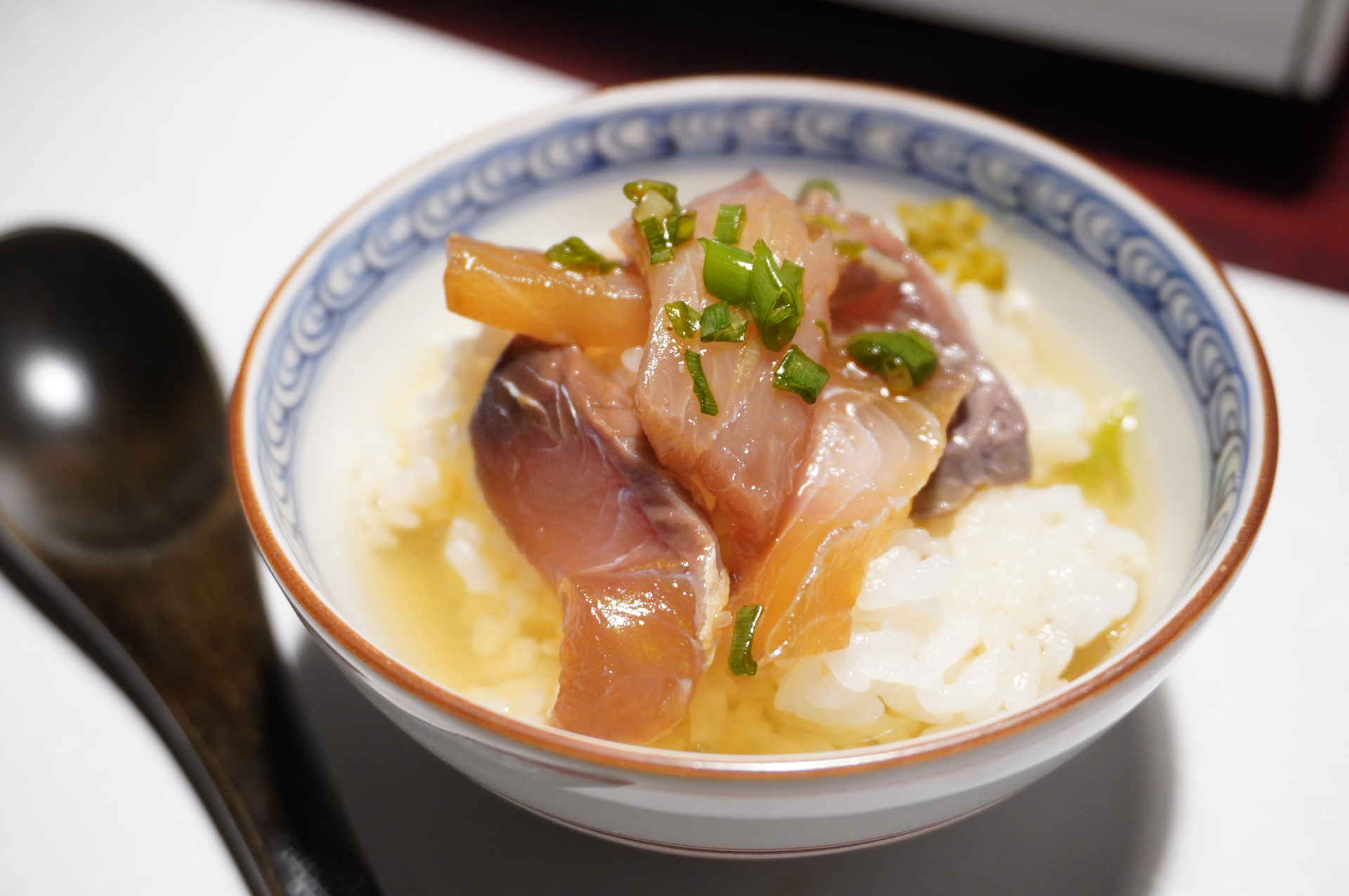 〆は漁師めし「りゅうきゅう丼」。熱々のだしをかけて二度楽しめます