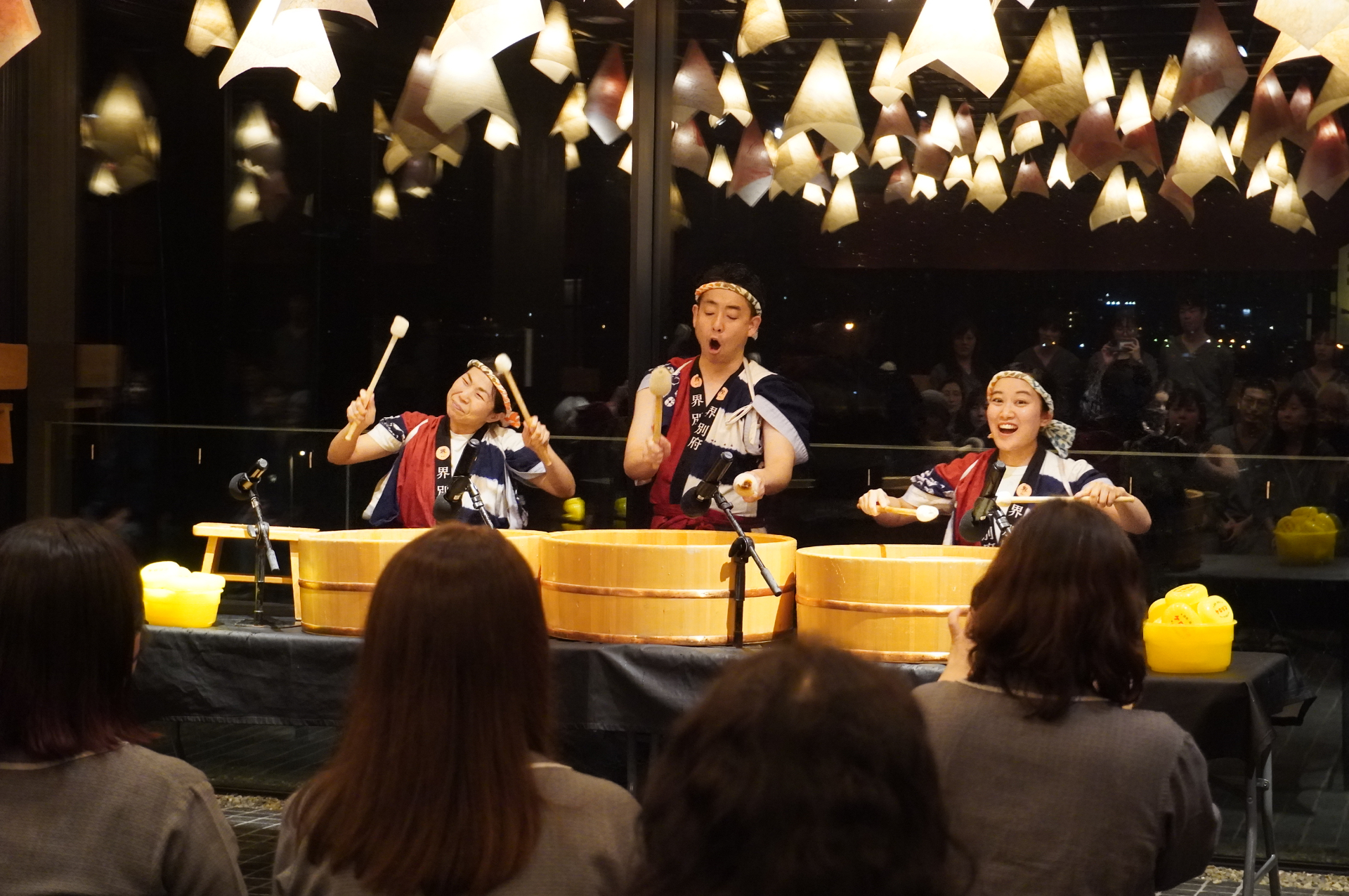 毎晩開催されるエンタメショー「湯治ジャグバンド」