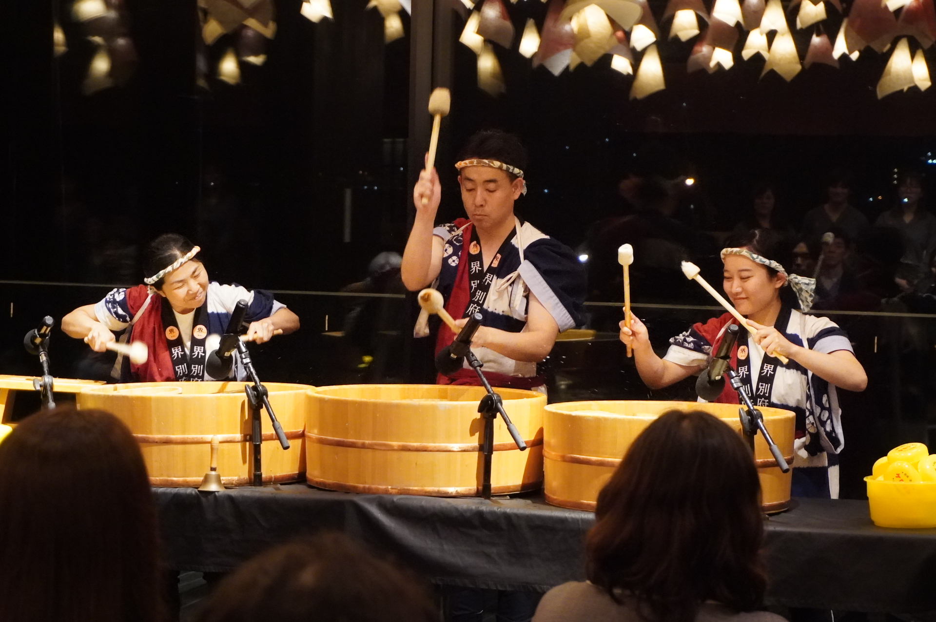 湯桶やケロリンの石鹸置き、ひしゃくなどの温泉道具を使ったユニークな演奏パフォーマンスが楽しめます