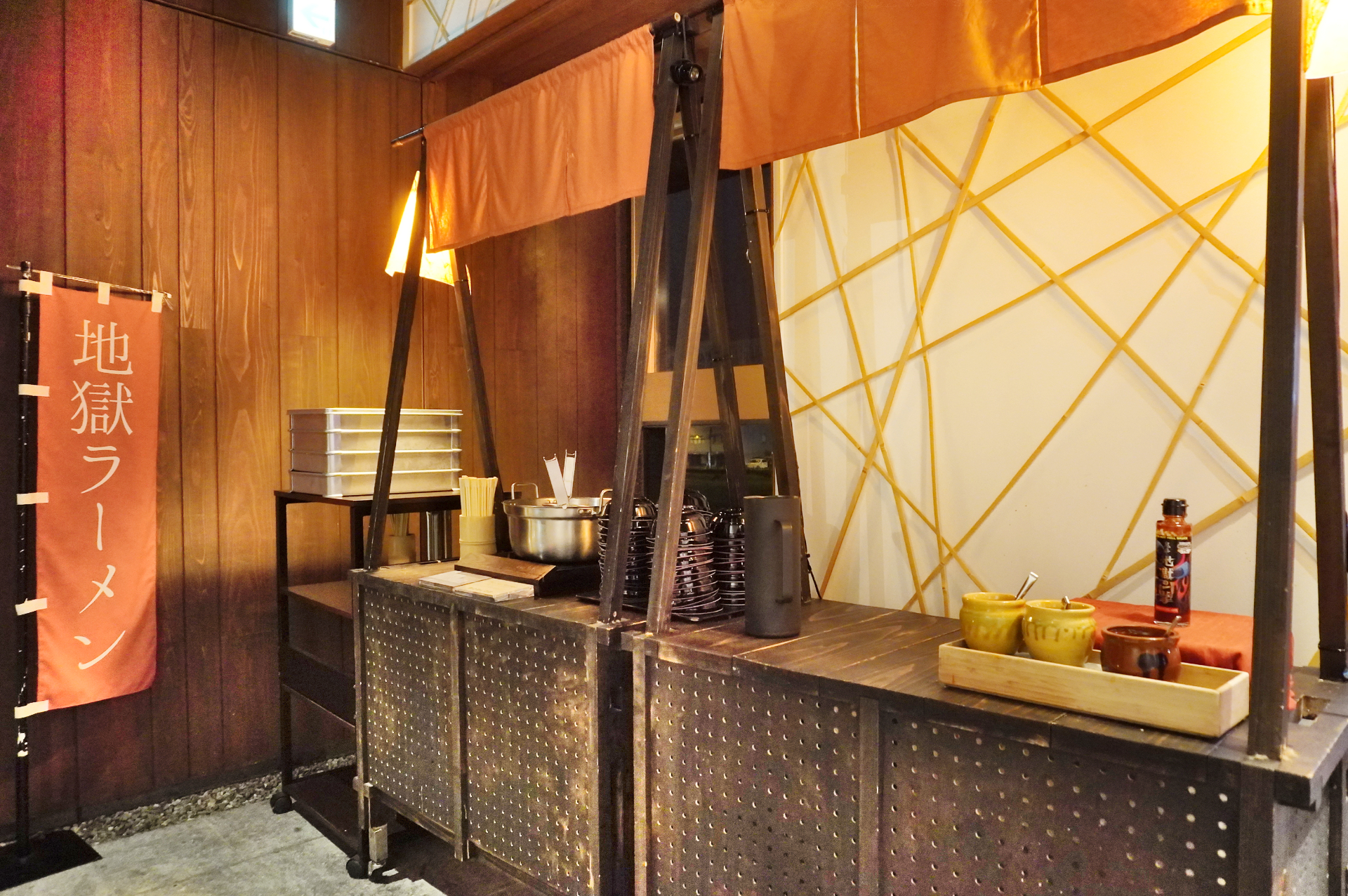 自分で麺を茹で、湯切りをして、好みのトッピングと地獄の一撃を加えて完成