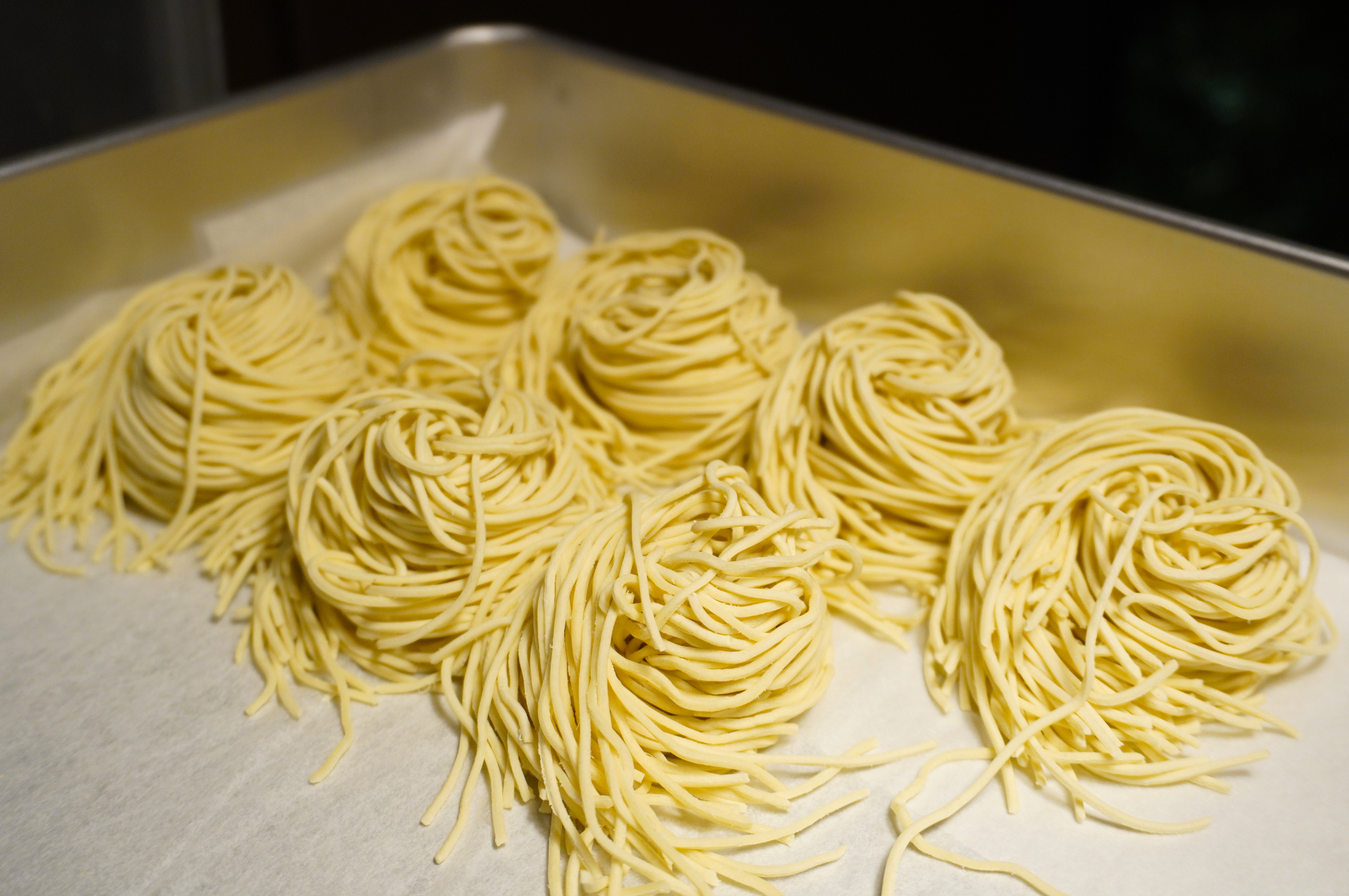 自分で麺を茹で、湯切りをして、好みのトッピングと地獄の一撃を加えて完成