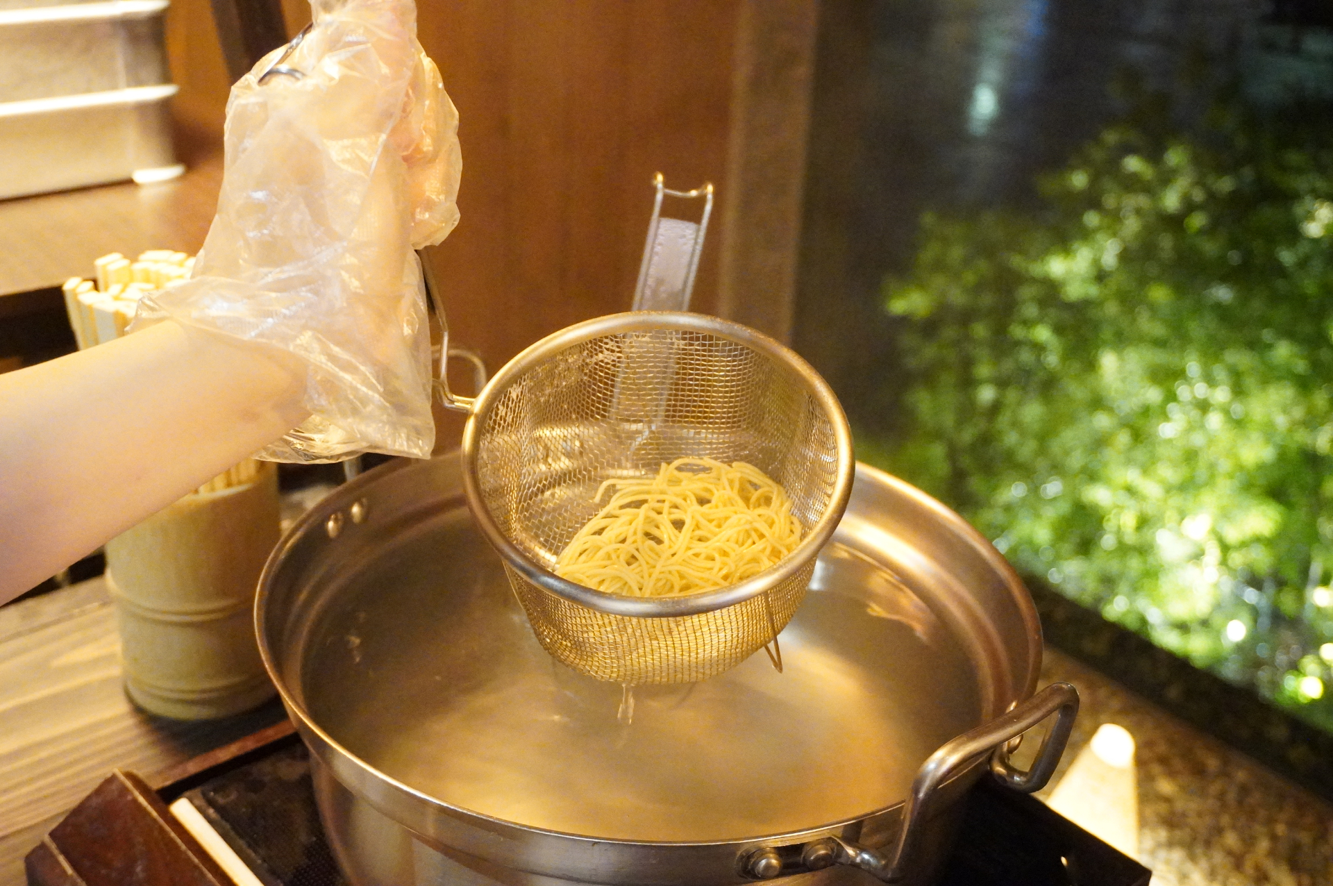 自分で麺を茹で、湯切りをして、好みのトッピングと地獄の一撃を加えて完成