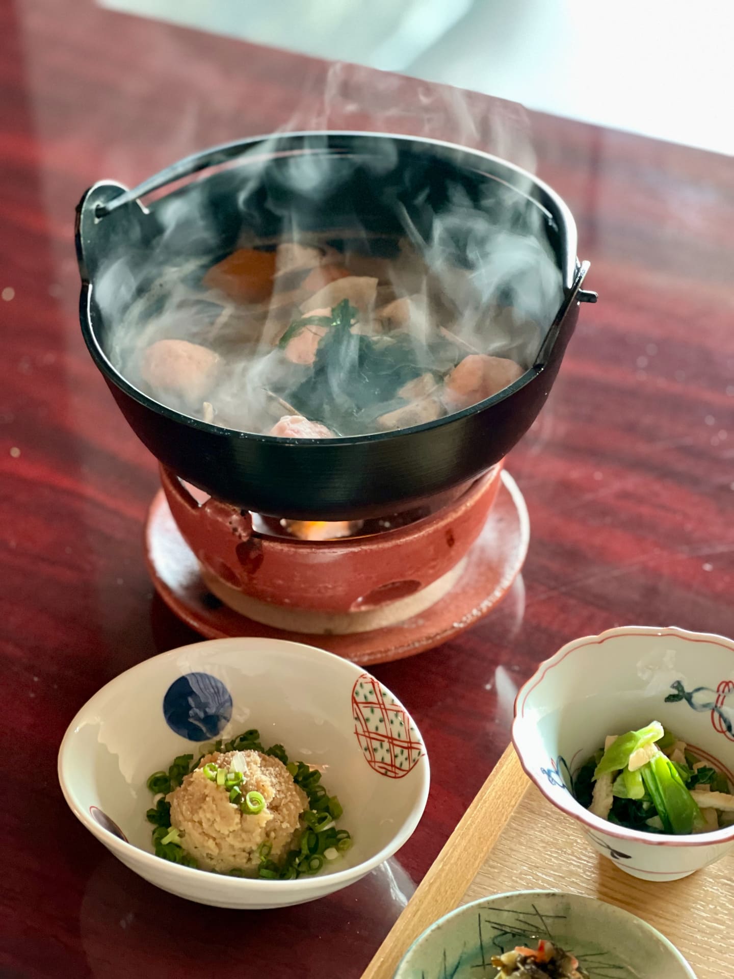 メインは野菜たっぷり「ごまだし海鮮汁」を熱々で