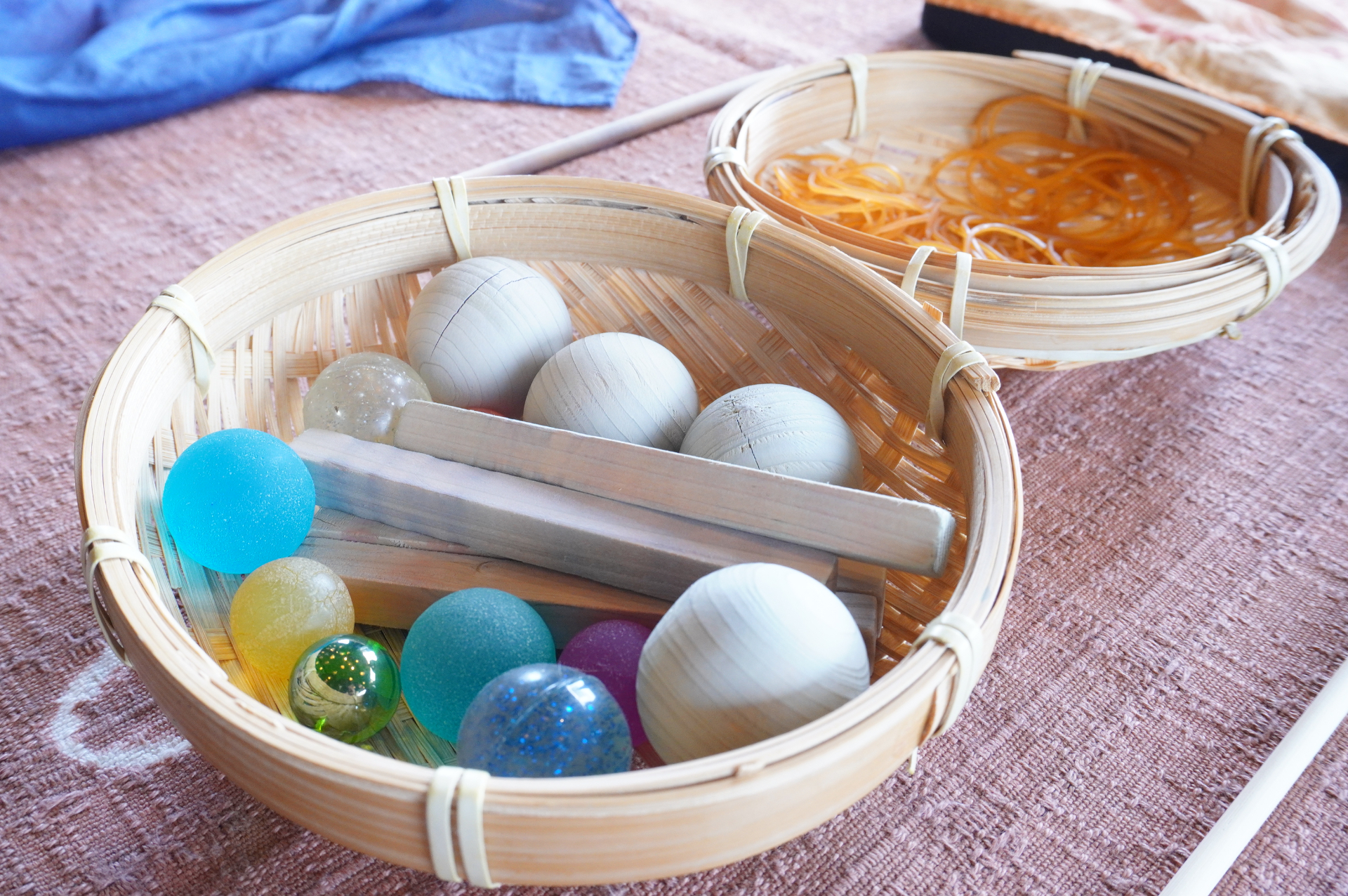 あらかじめ染色された綿ハンカチに、ビー玉や棒、輪ゴムなどを使って“模様”になる部分を作ります