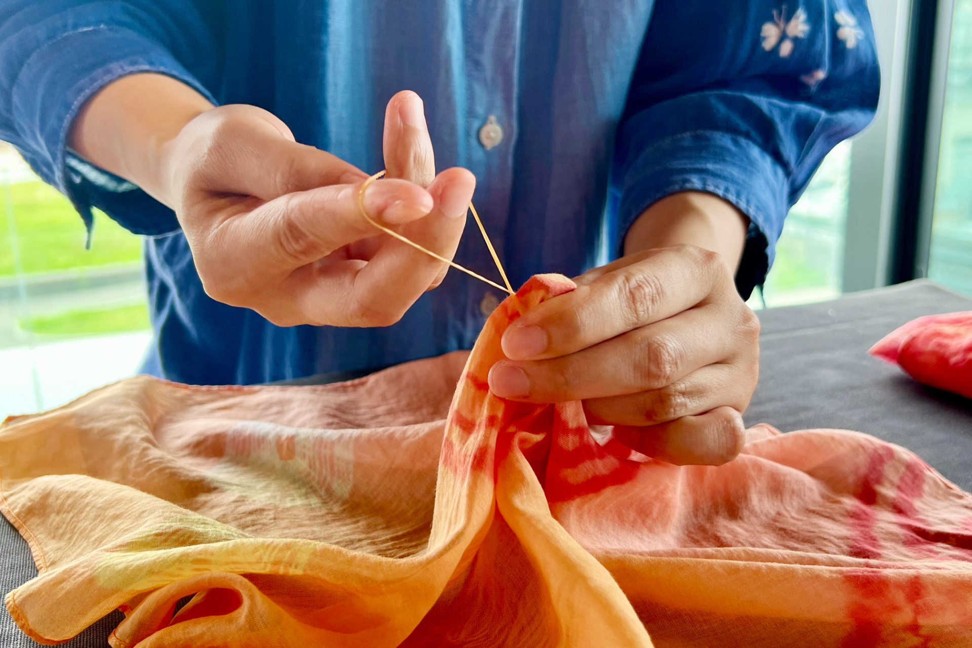 あらかじめ染色された綿ハンカチに、ビー玉や棒、輪ゴムなどを使って“模様”になる部分を作ります