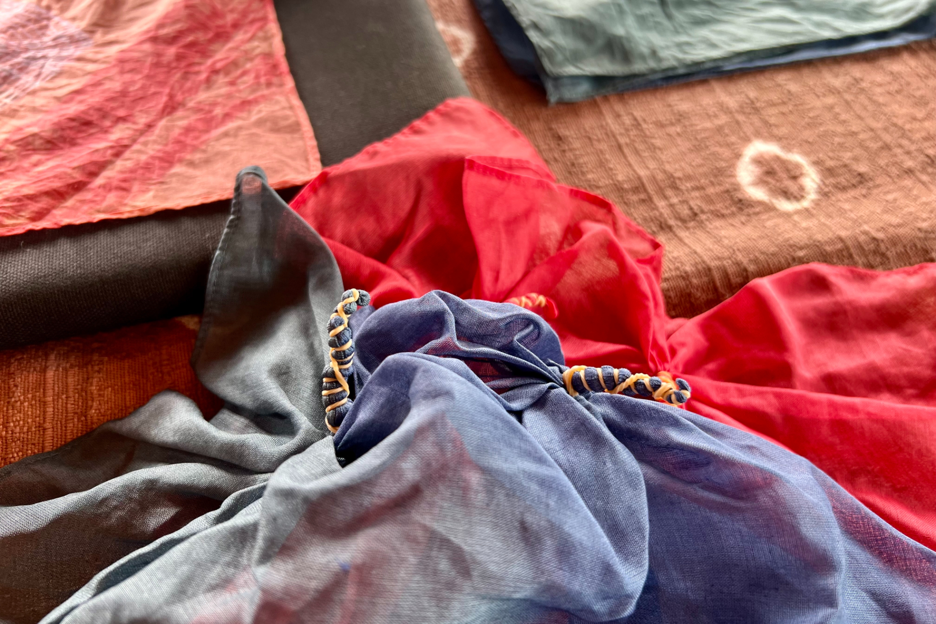 あらかじめ染色された綿ハンカチに、ビー玉や棒、輪ゴムなどを使って“模様”になる部分を作ります