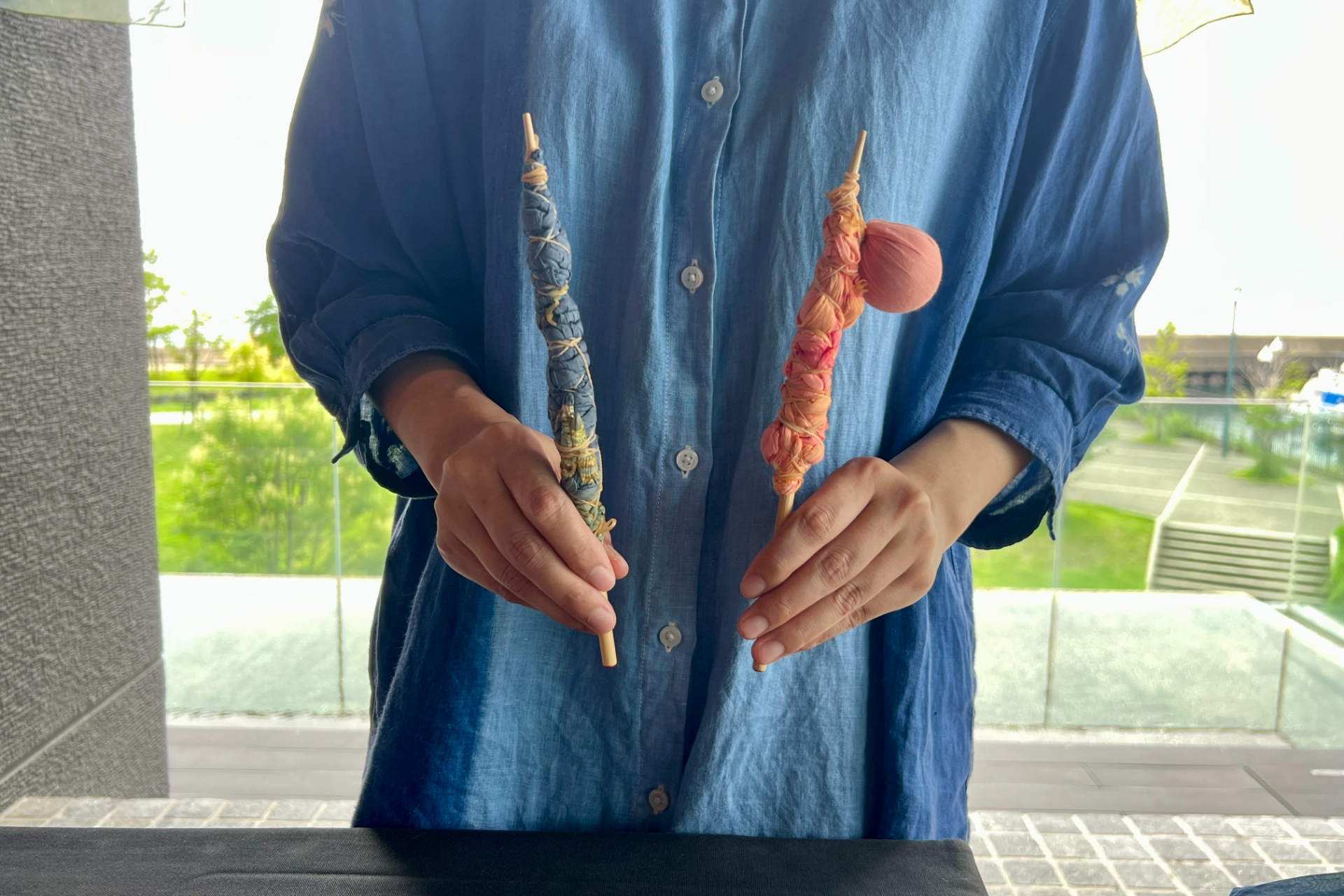 全体をきつく棒に巻きつけ、高温の温泉水で洗う→乾燥を数回繰り返すことで“色抜き”します。縛った部分をほどくと模様が現われ、最後にアイロンをかけて完成