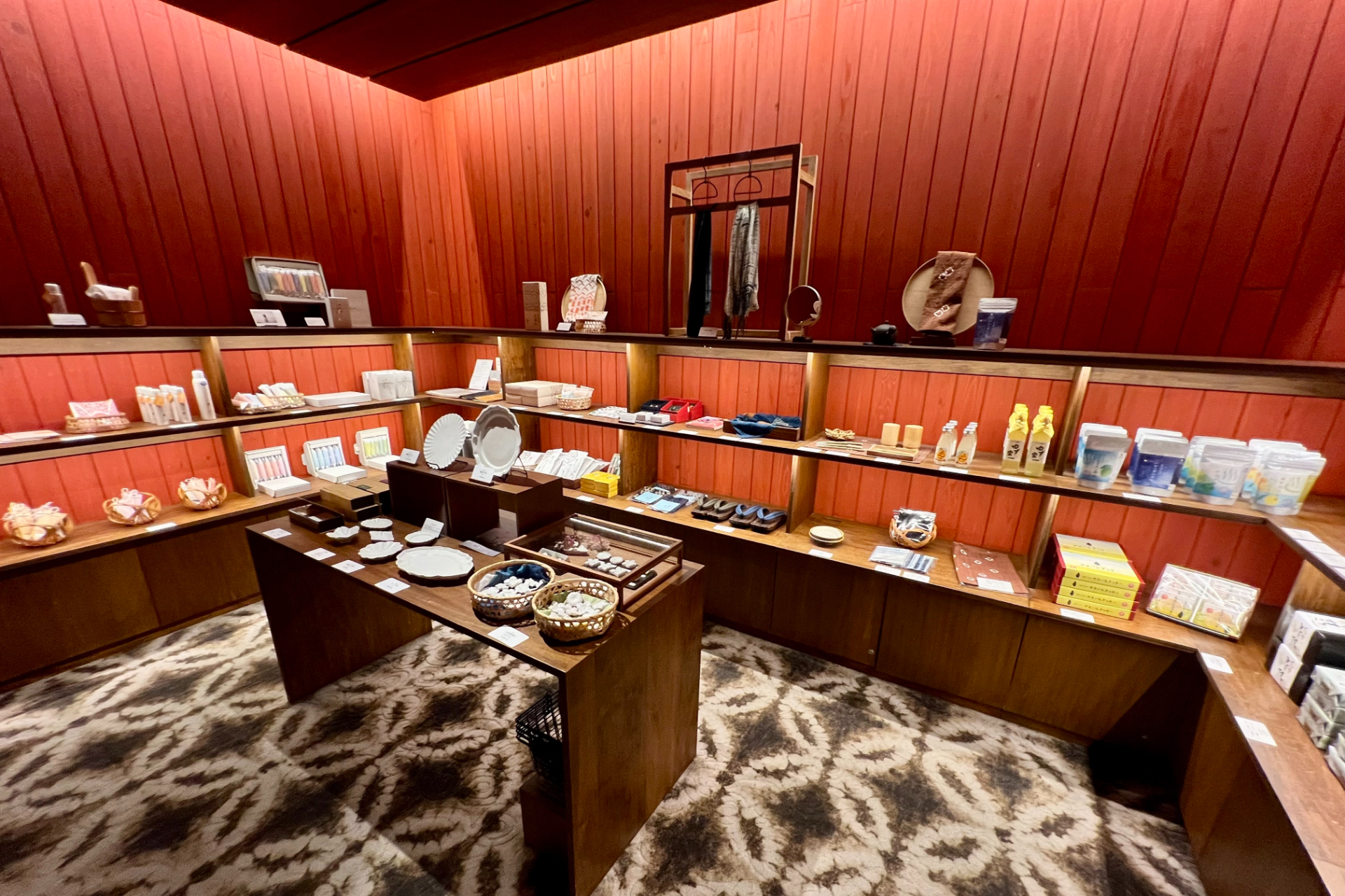 大分県や九州のお土産が並ぶショップ