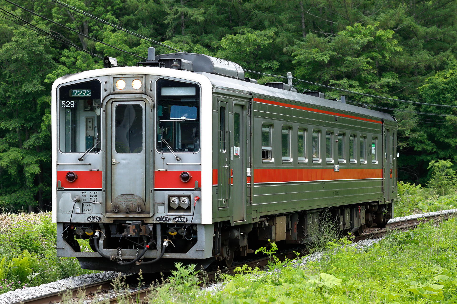 JR北海道のキハ54形気動車は、当節ではめずらしくなった非冷房車。これは6月半ばの撮影だが、すでに窓を開けている人がいるのが分かる
