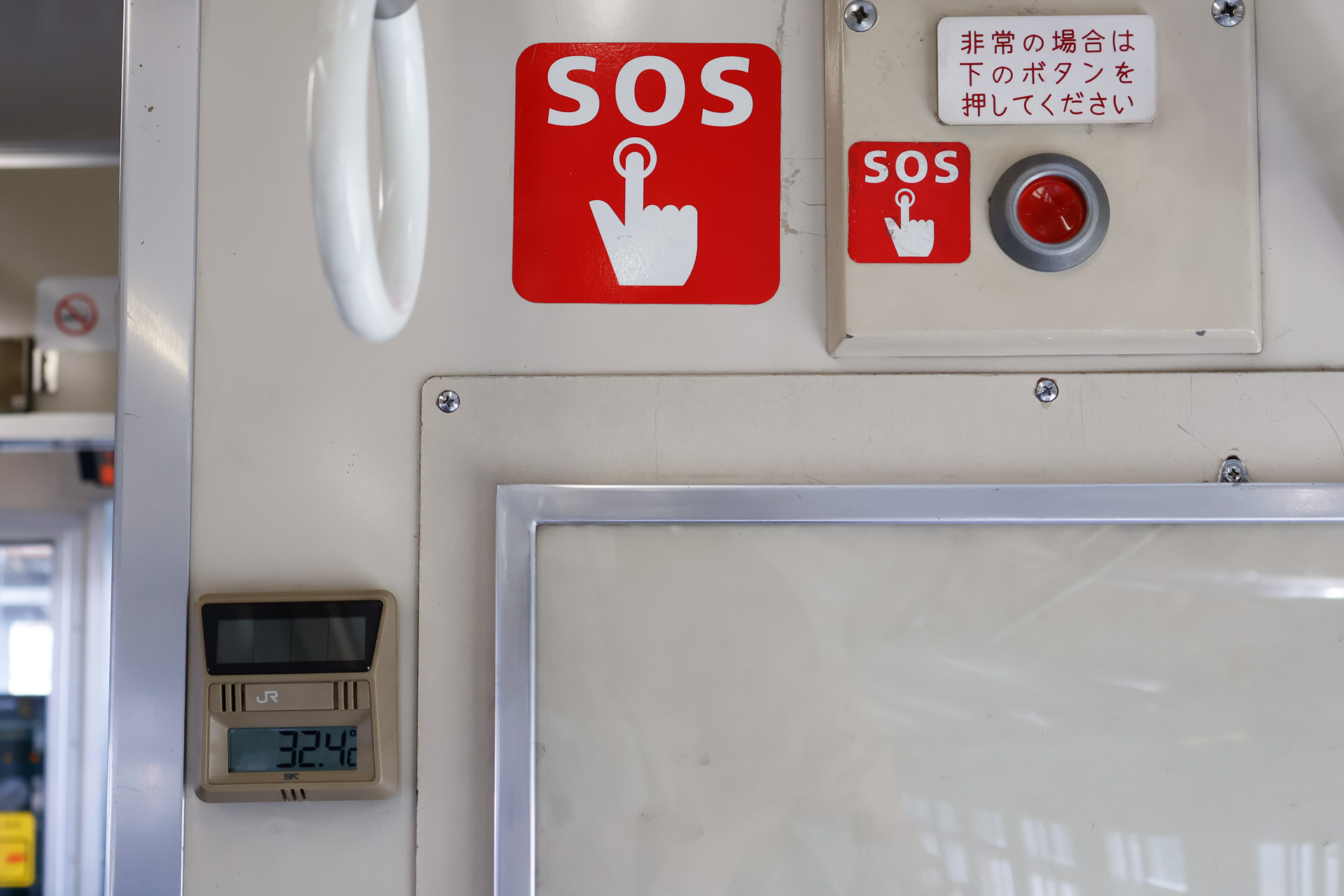 函館本線の普通列車で。32.4℃と表示されているが、これはまだ手ぬるい