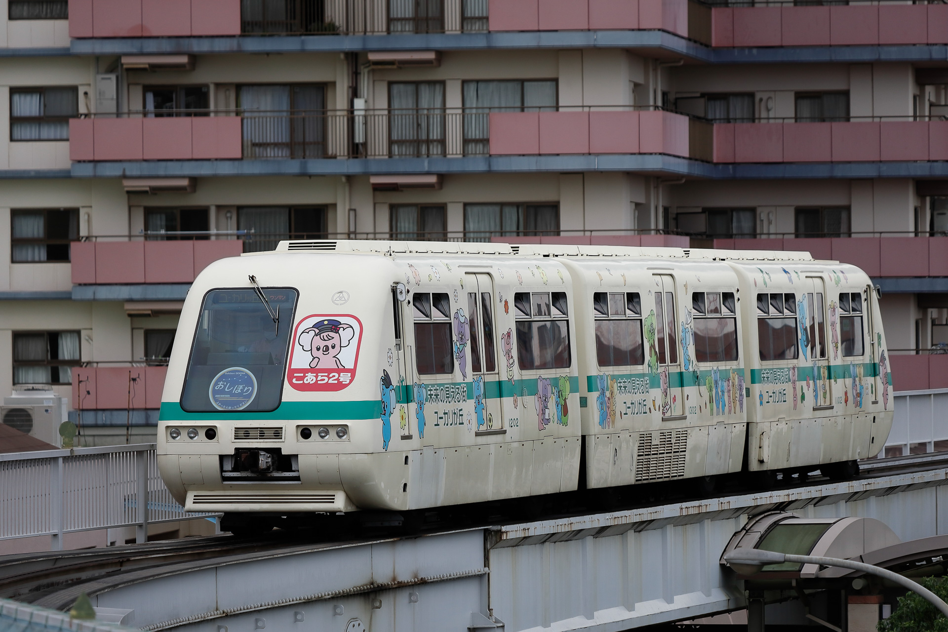 こちらは首都圏の話だが、山万ユーカリが丘線の車両は冷房が付いていない
