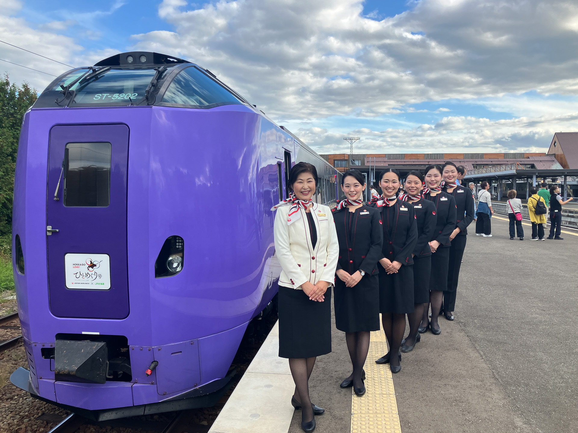 ひとめぐり号（「ラベンダー」編成）の前にて