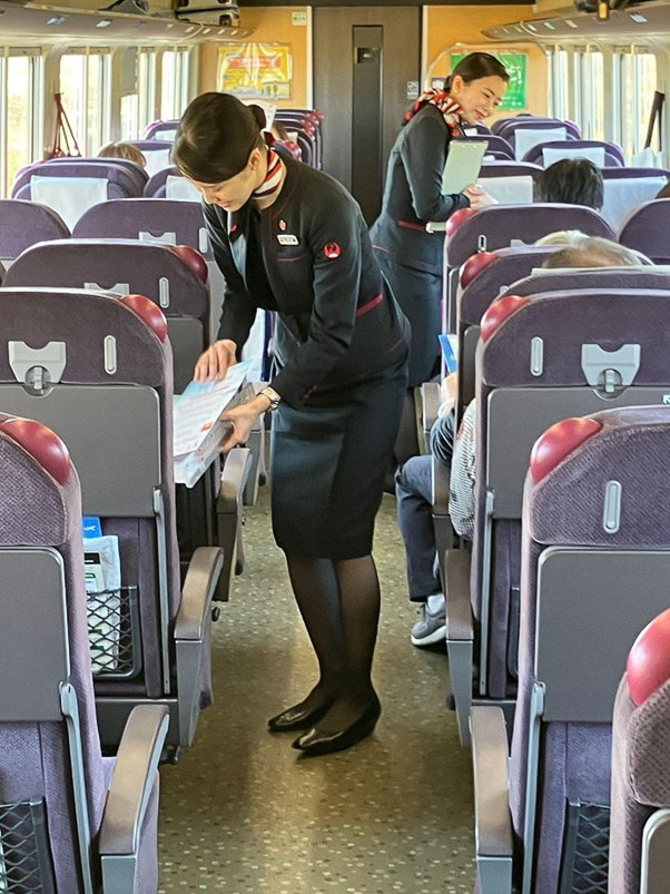 車内でのおもてなしの様子