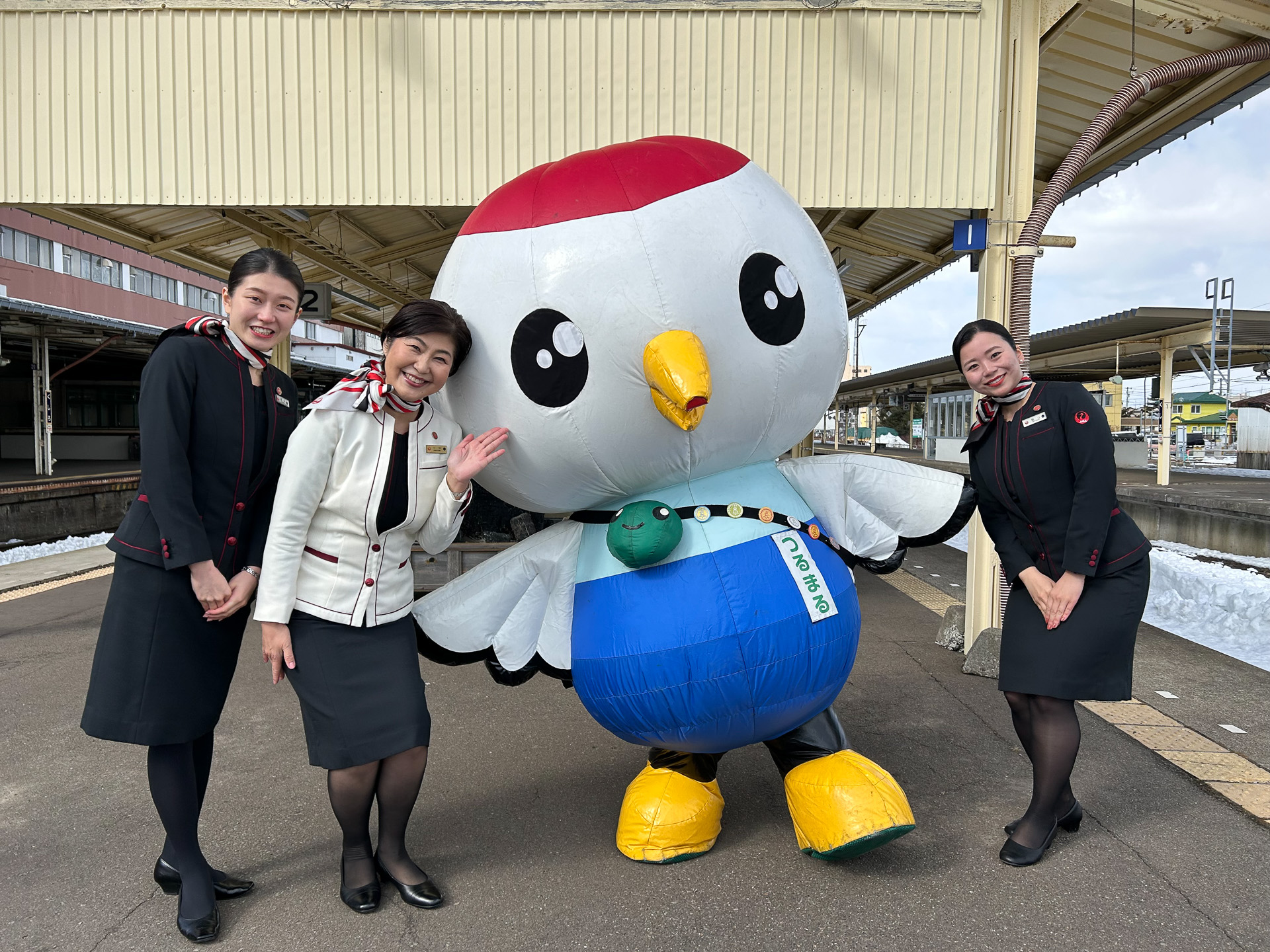 釧路市のご当地キャラクター「つるまる」と乗務員
