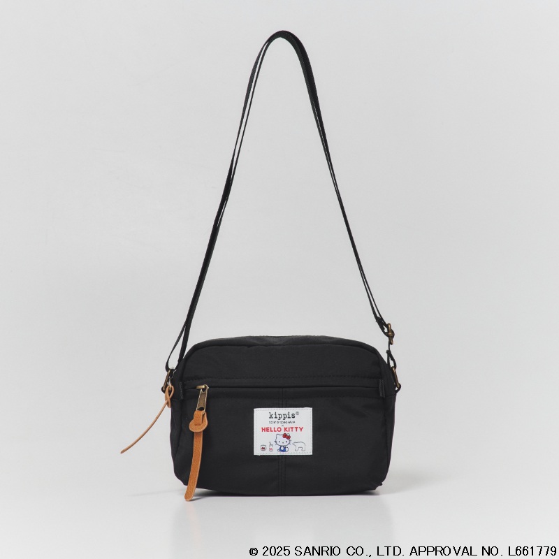 いちご柄にキティちゃんとリボンを散りばめた「HELLO KITTY×kippis ミニショルダーバッグ Metsamansikka BOOK」。表地はマットブラック