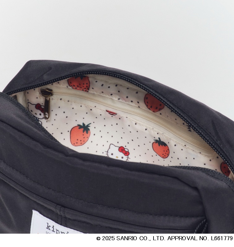 いちご柄にキティちゃんとリボンを散りばめた「HELLO KITTY×kippis ミニショルダーバッグ Metsamansikka BOOK」。表地はマットブラック