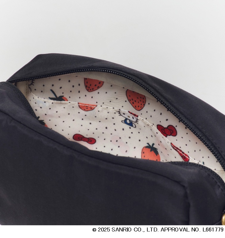 いちご柄にキティちゃんとリボンを散りばめた「HELLO KITTY×kippis ミニショルダーバッグ Metsamansikka BOOK」。表地はマットブラック