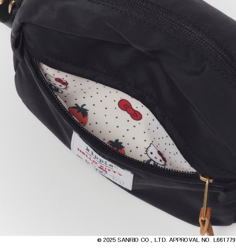 いちご柄にキティちゃんとリボンを散りばめた「HELLO KITTY×kippis ミニショルダーバッグ Metsamansikka BOOK」。表地はマットブラック