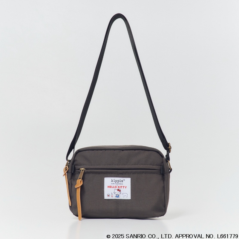 格子柄にさまざまなポーズのキティちゃんをあしらった「HELLO KITTY×kippis ミニショルダーバッグ Lotta BOOK」。表地はチャコールグレー