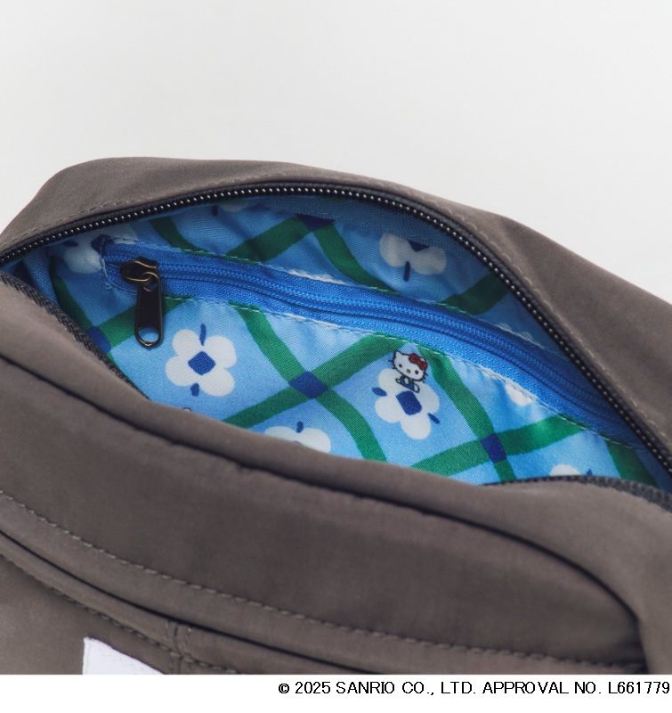 格子柄にさまざまなポーズのキティちゃんをあしらった「HELLO KITTY×kippis ミニショルダーバッグ Lotta BOOK」。表地はチャコールグレー