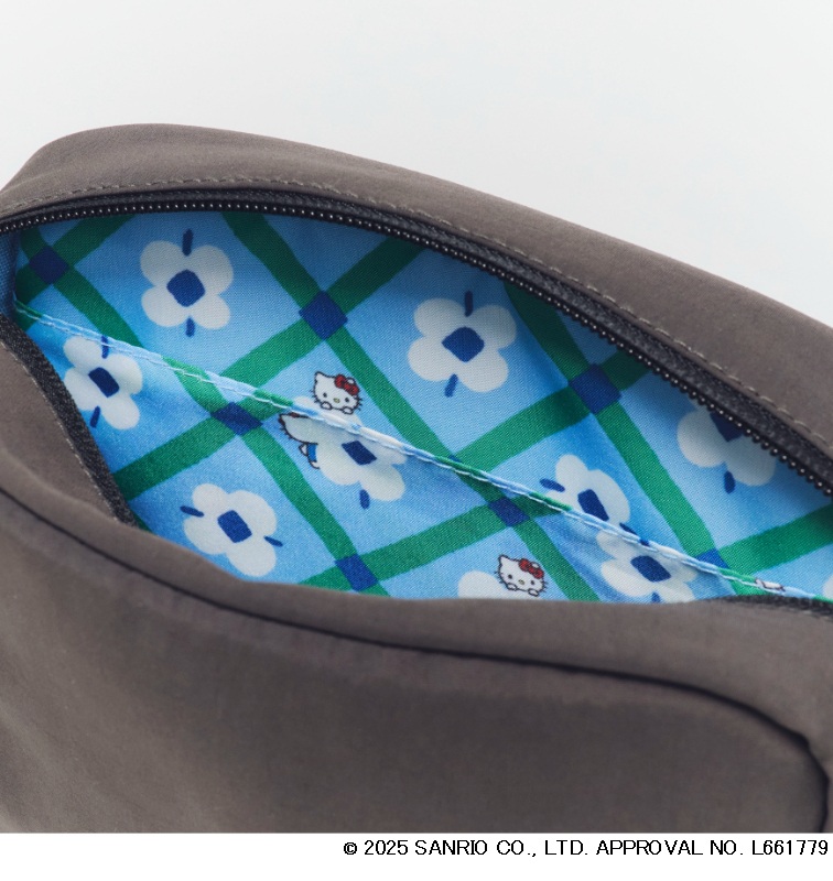 格子柄にさまざまなポーズのキティちゃんをあしらった「HELLO KITTY×kippis ミニショルダーバッグ Lotta BOOK」。表地はチャコールグレー