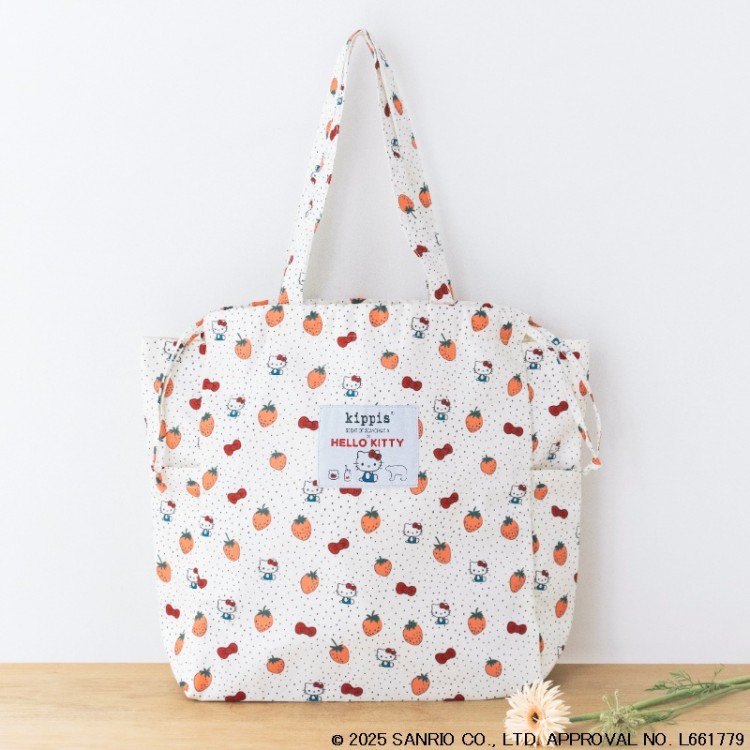 いちご柄にキティちゃんとリボンを散りばめた「HELLO KITTY×kippis 巾着トートバッグ Metsamansikka BOOK」
