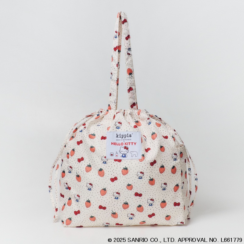 いちご柄にキティちゃんとリボンを散りばめた「HELLO KITTY×kippis 巾着トートバッグ Metsamansikka BOOK」