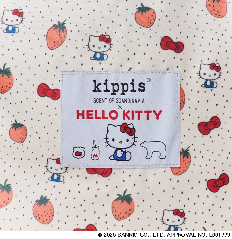 いちご柄にキティちゃんとリボンを散りばめた「HELLO KITTY×kippis 巾着トートバッグ Metsamansikka BOOK」