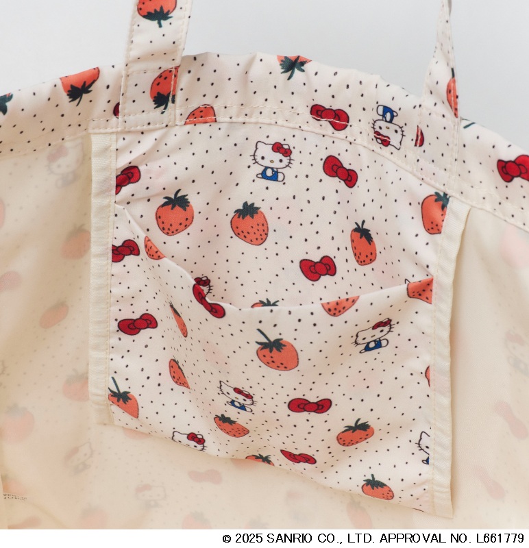 いちご柄にキティちゃんとリボンを散りばめた「HELLO KITTY×kippis 巾着トートバッグ Metsamansikka BOOK」