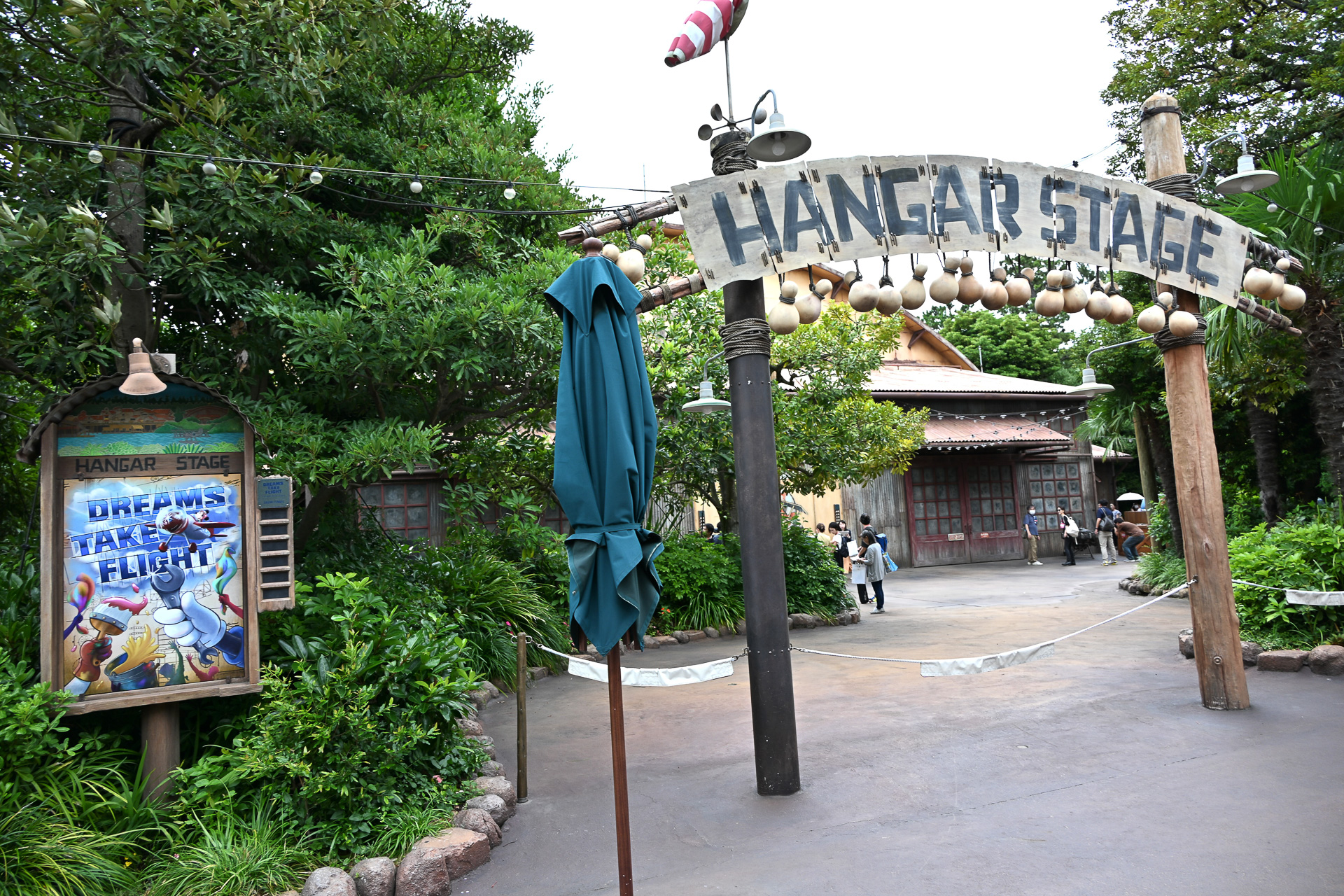 ピラニア航空の格納庫を改装して生まれた「ハンガーステージ」