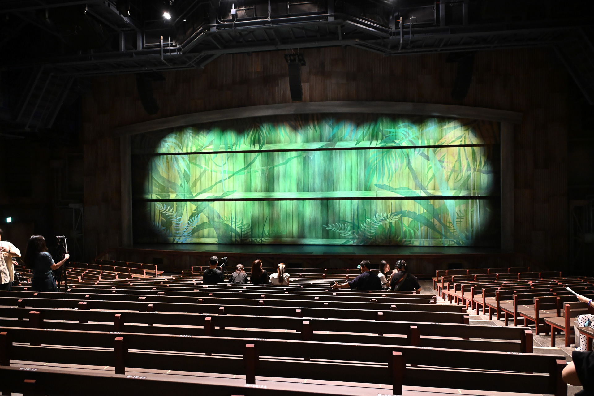 開演前のステージは、静かな朝の工場の雰囲気たっぷり