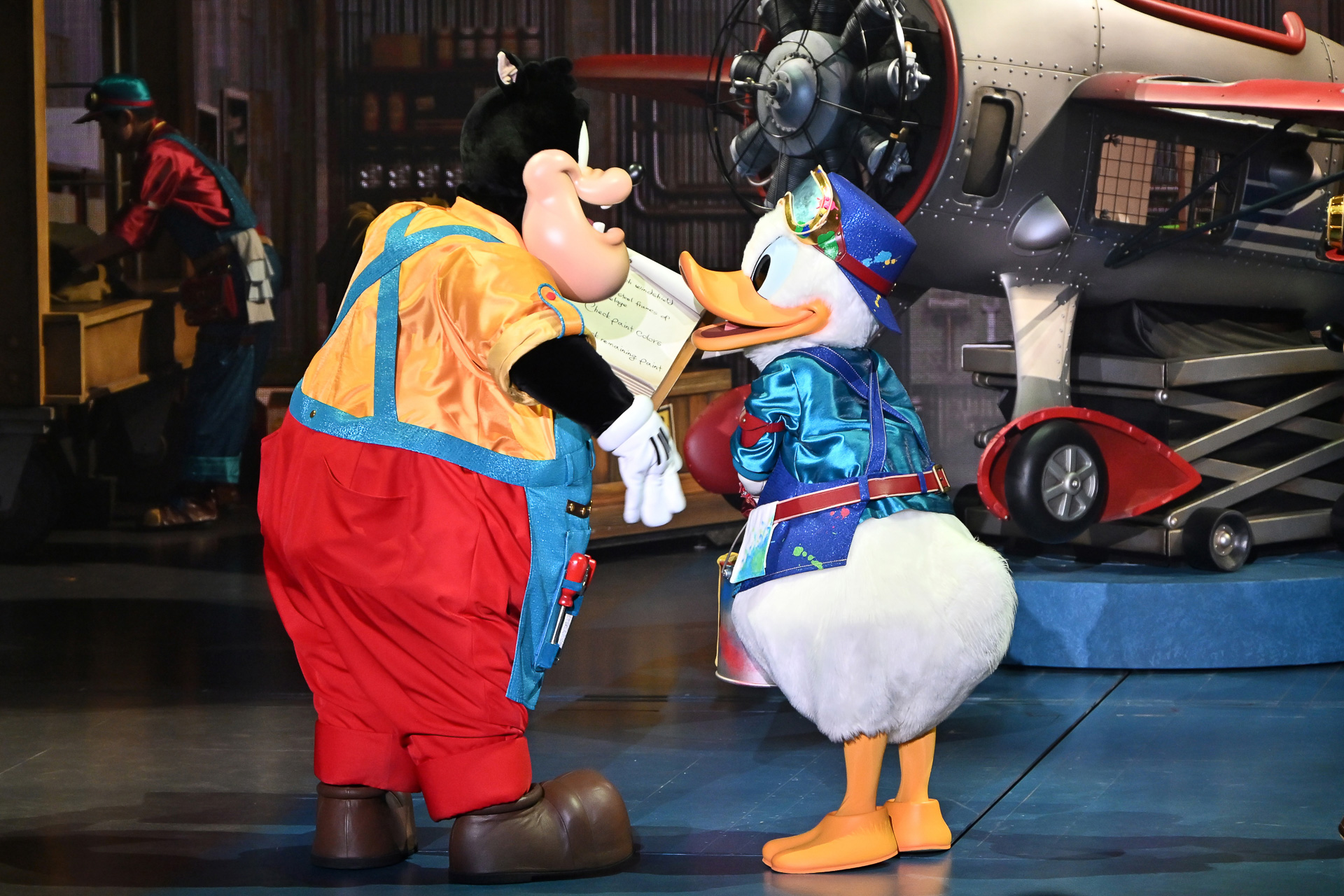 ピートと作業を打ち合わせしているよう