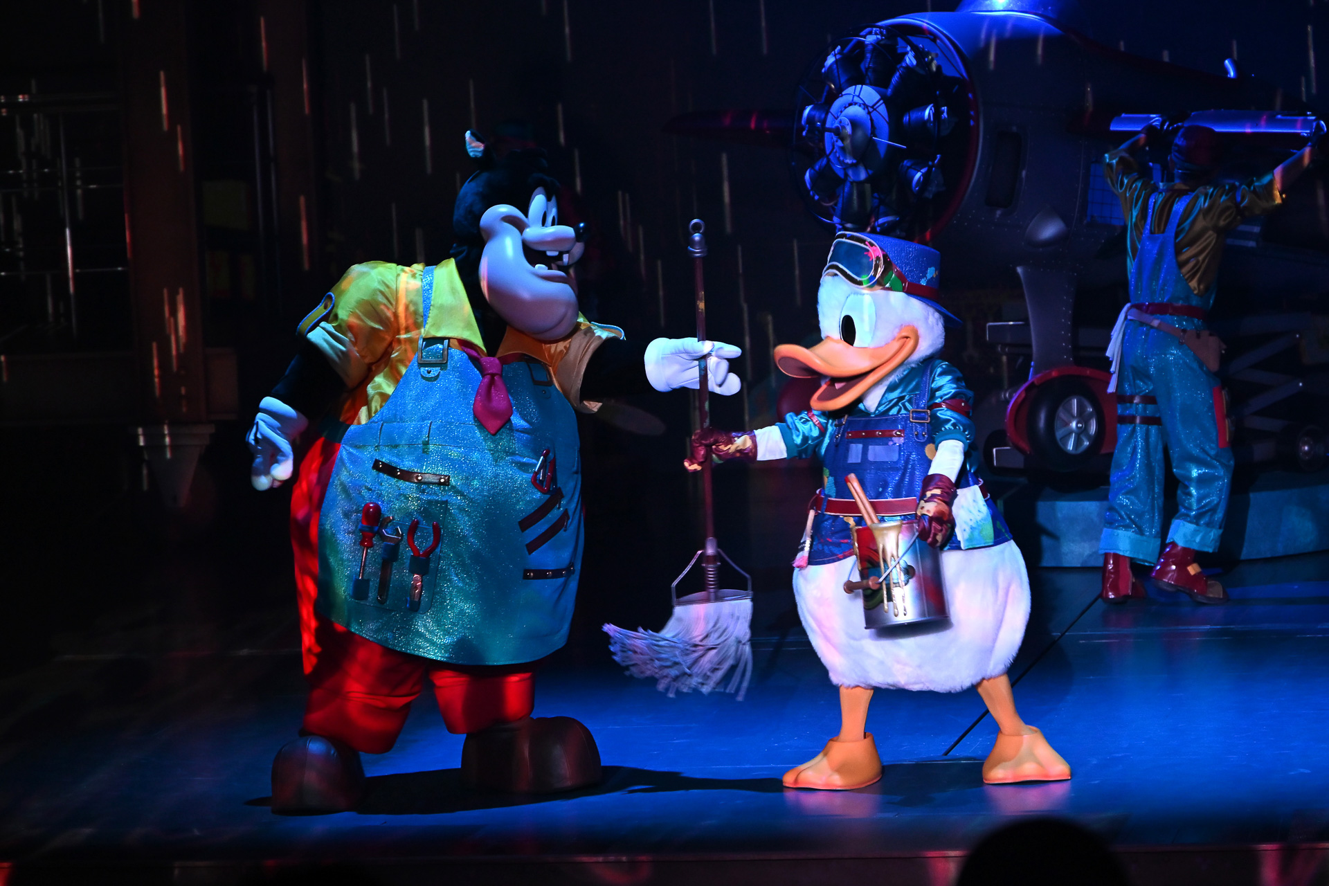 再びピートが掃除用のモップを手にやってくる