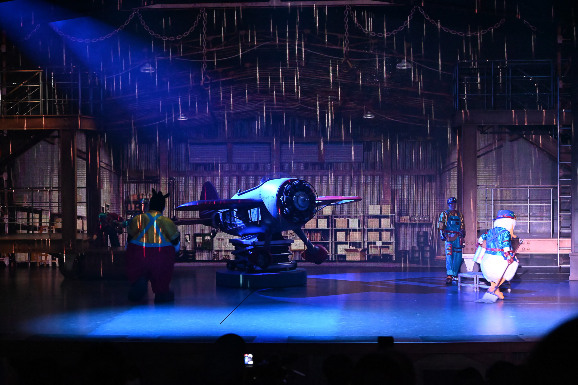 再びピートが掃除用のモップを手にやってくる