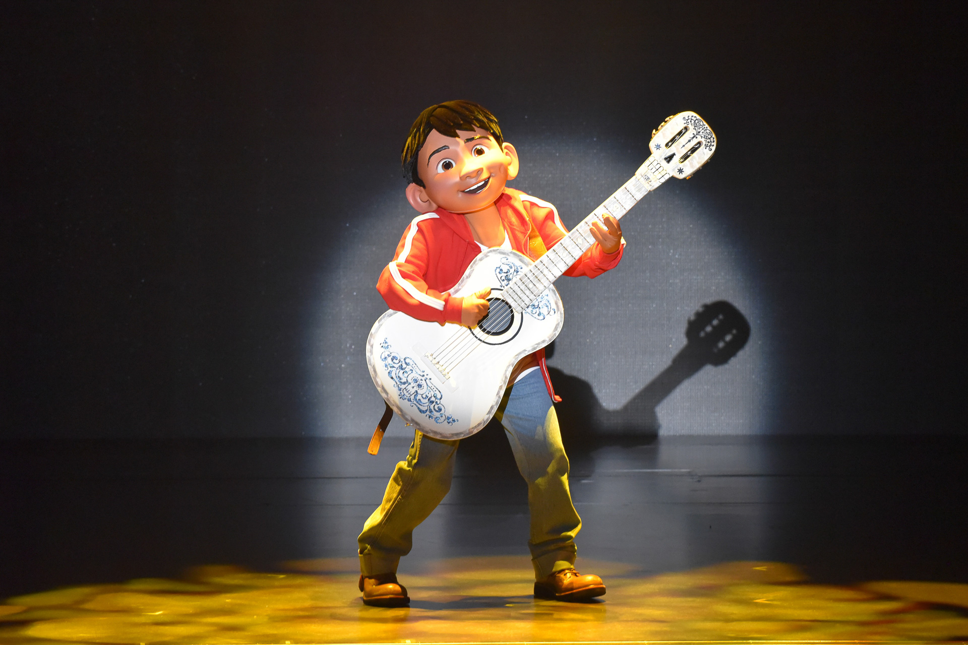 ギターの音色とともに「リメンバー・ミー」の歌声が聞こえてきた