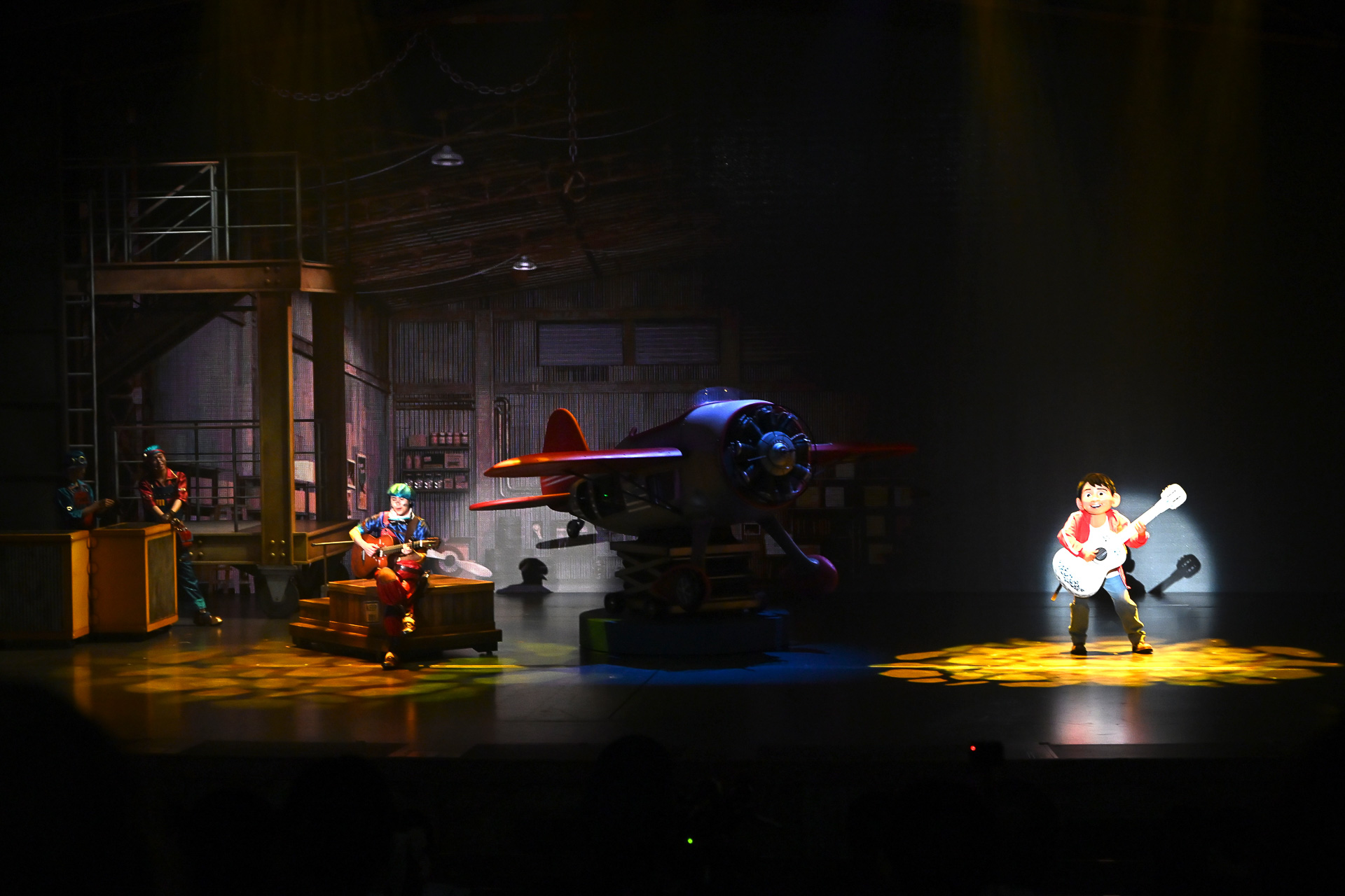 映画「リメンバー・ミー」のミゲルがギター片手に