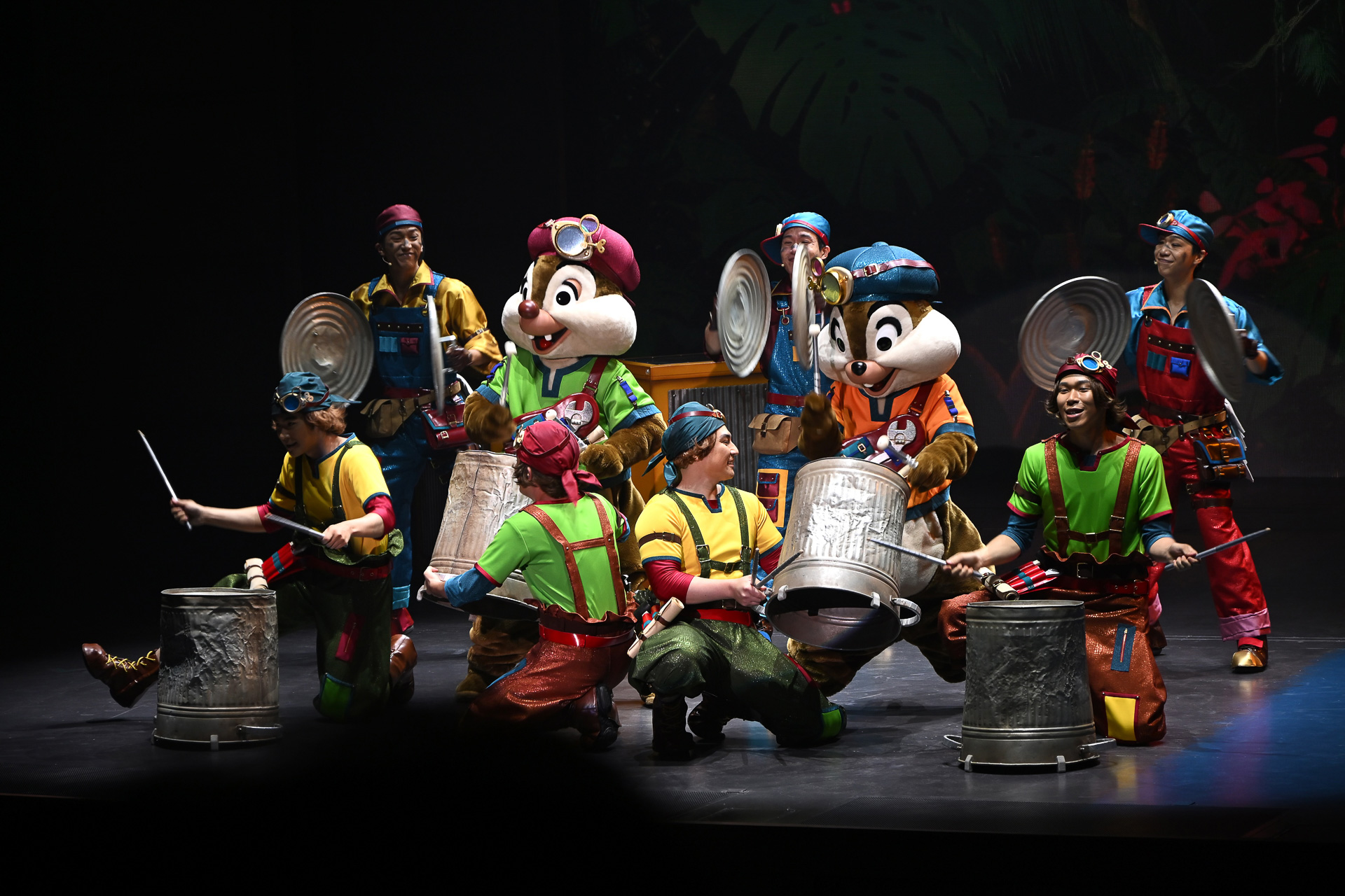 チップとデールもドラムを打ち鳴らし、リズムを刻む