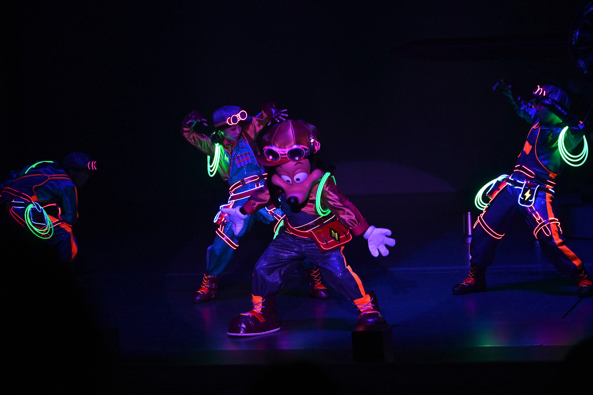 ステージは近未来な雰囲気に