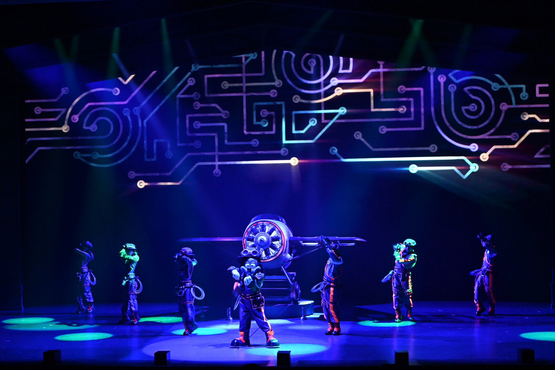 ステージは近未来な雰囲気に