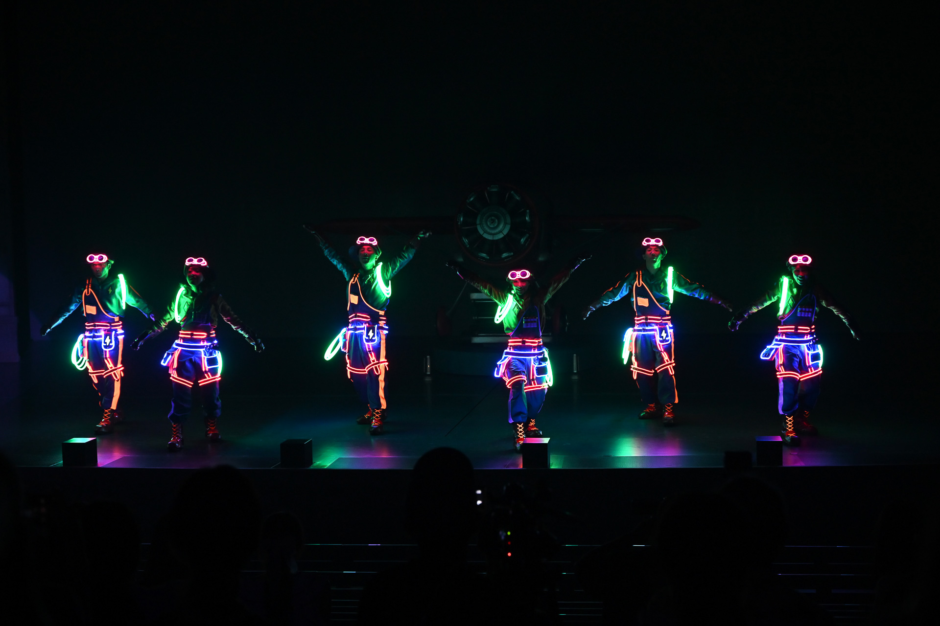 ネオンが暗闇に浮かび上がる