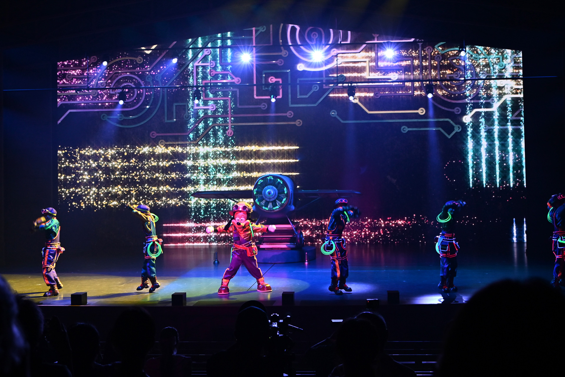 ネオンが暗闇に浮かび上がる