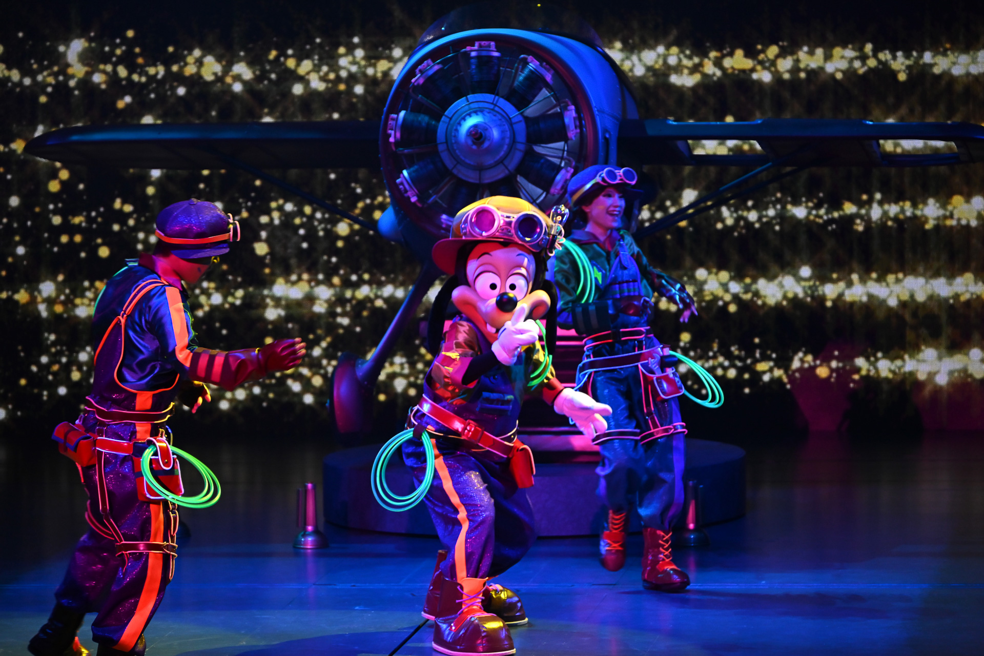 マックスがタイミングにあわせてエネルギッシュなダンスを披露する