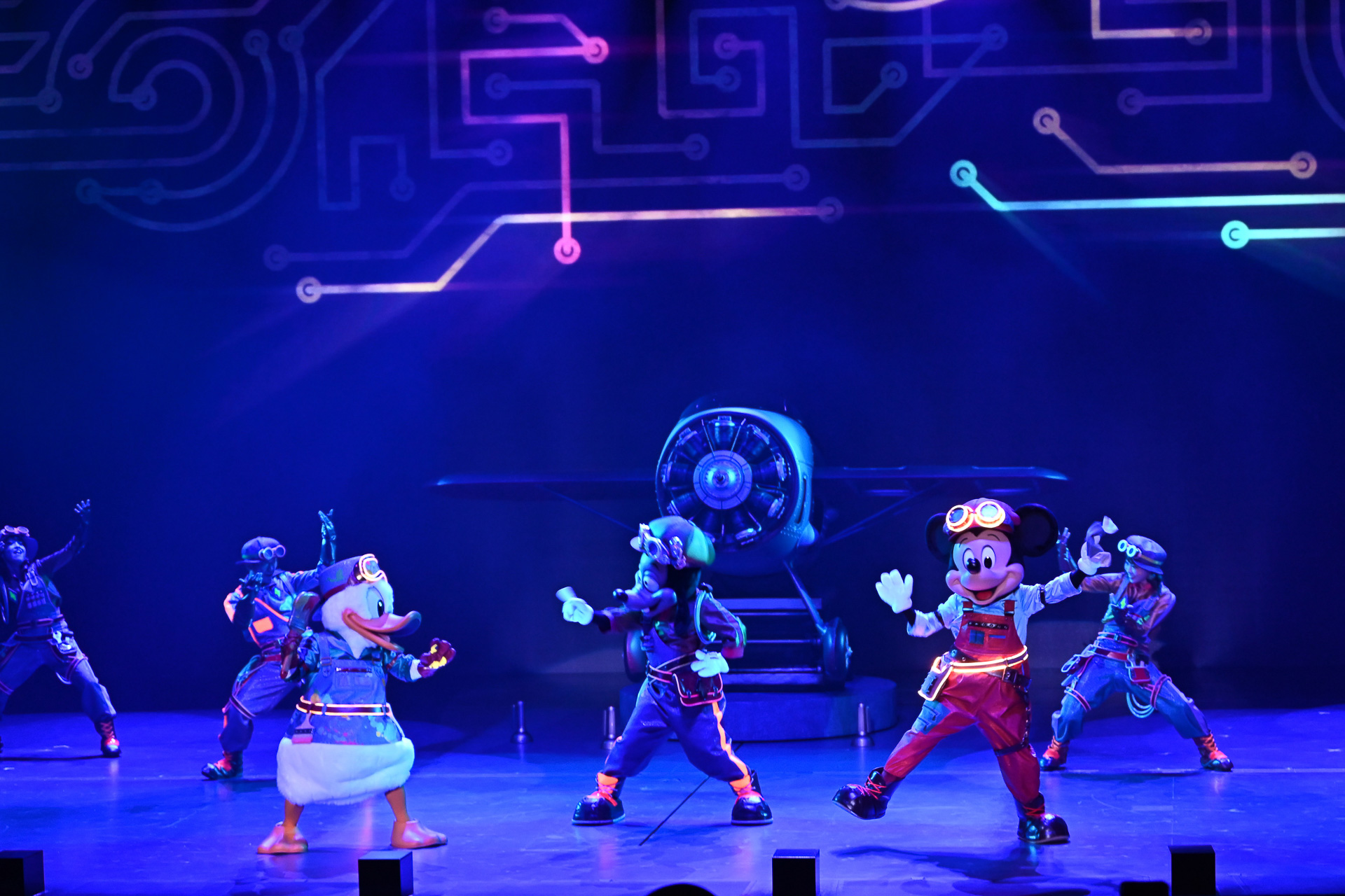 マックスがタイミングにあわせてエネルギッシュなダンスを披露する