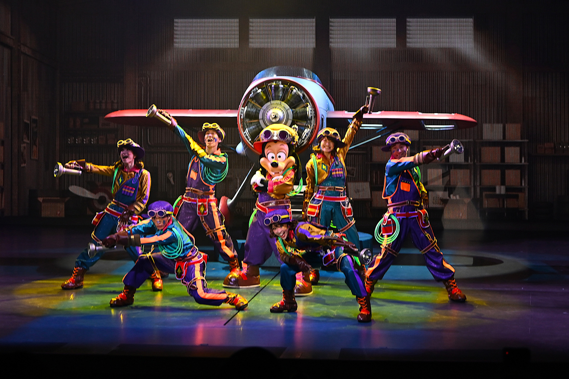 マックスがタイミングにあわせてエネルギッシュなダンスを披露する