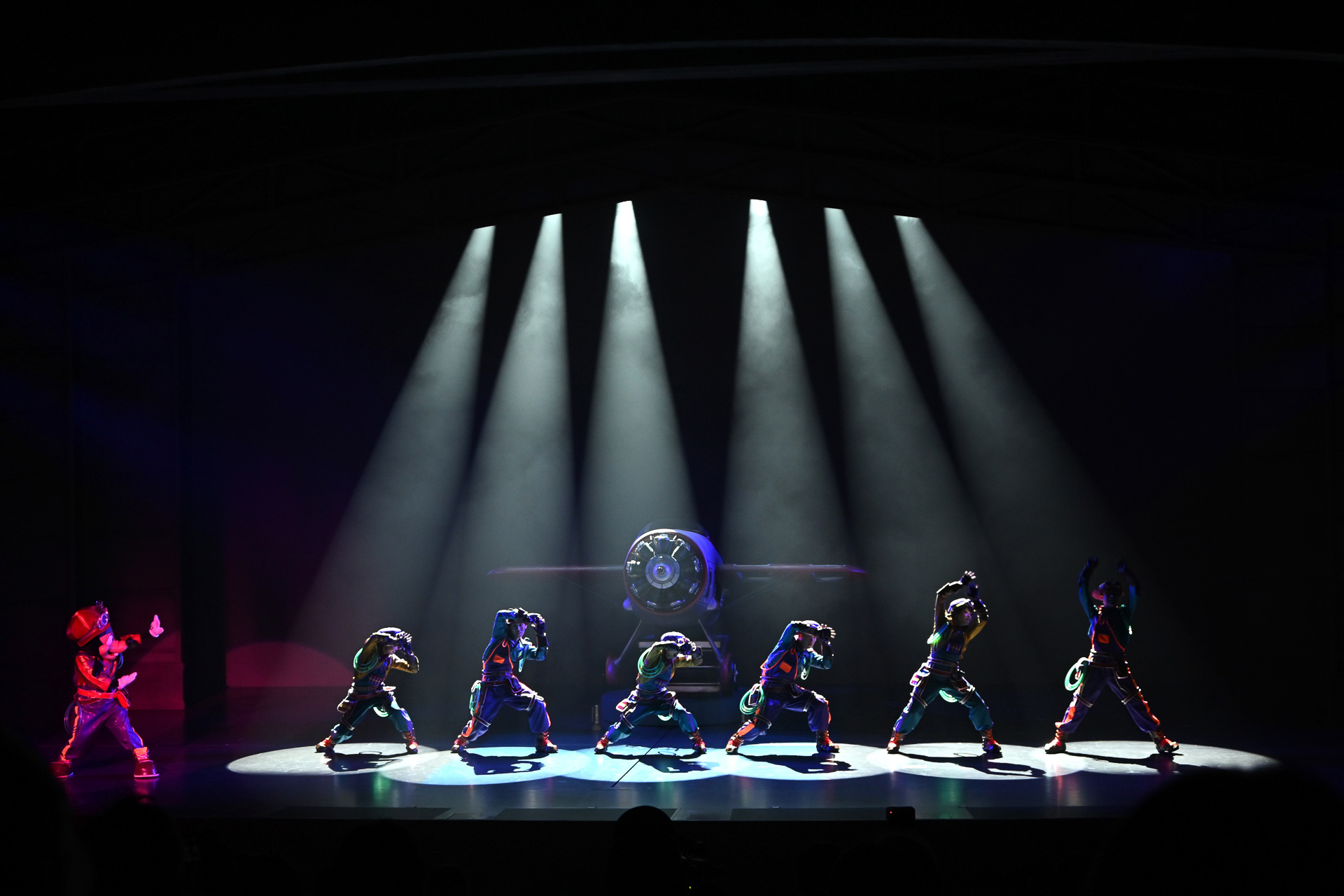 マックスがタイミングにあわせてエネルギッシュなダンスを披露する