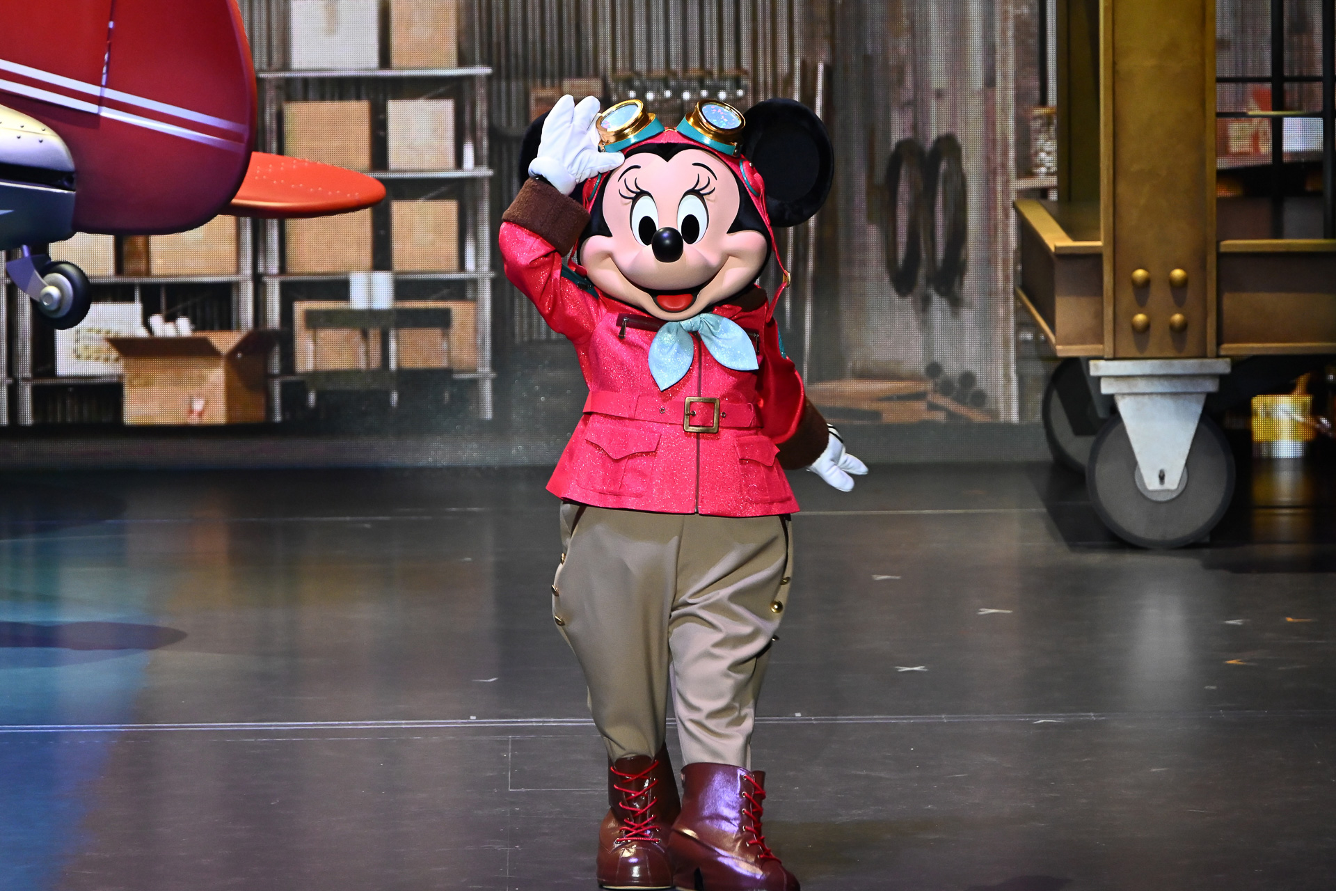 今回のフライトの主役・パイロット姿のミニーマウスがやってきた