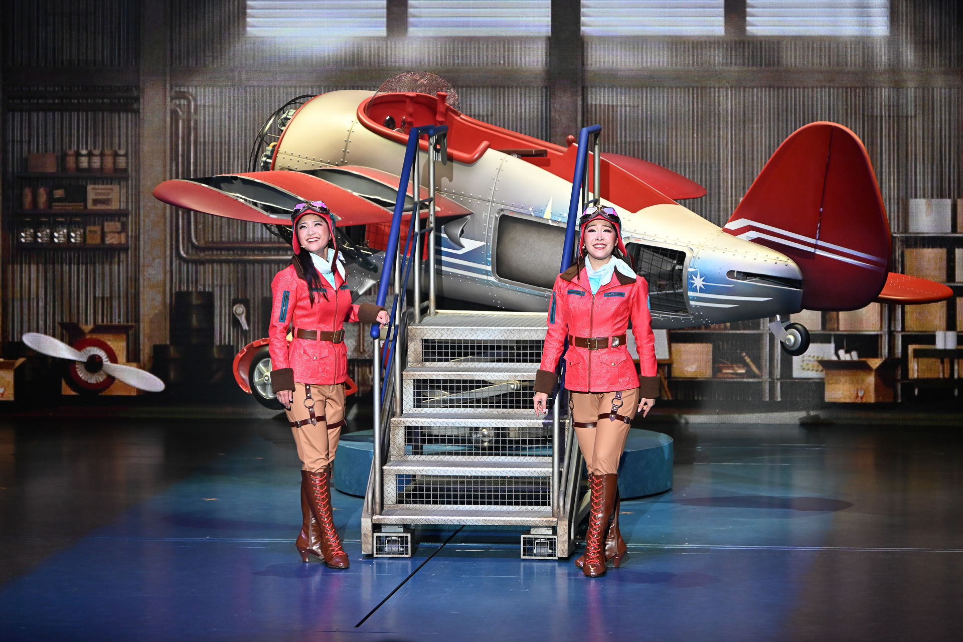 今回のフライトの主役・パイロット姿のミニーマウスがやってきた