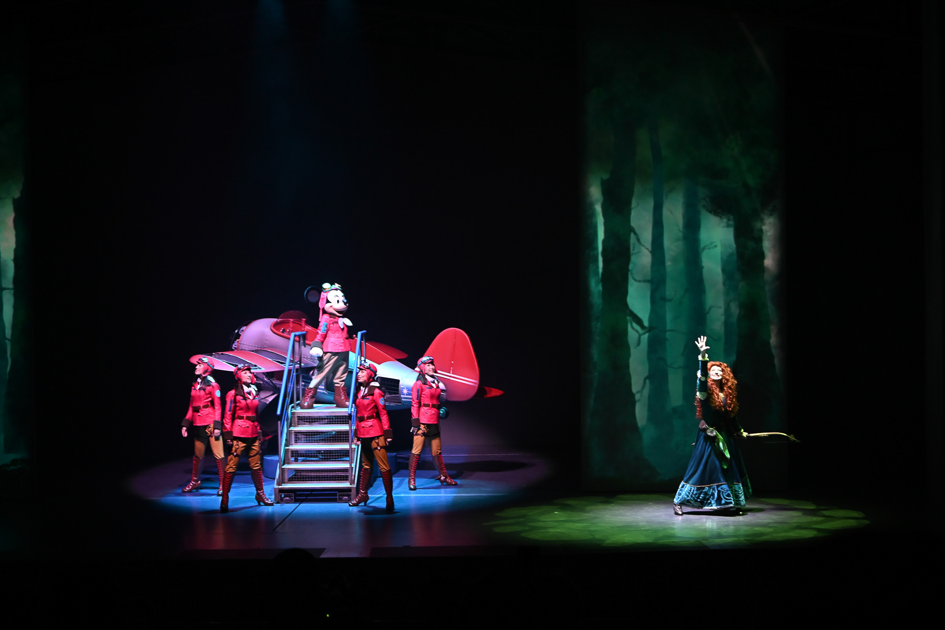 それに応えるようにメリダ、モアナ、ポカホンタスらがステージに！